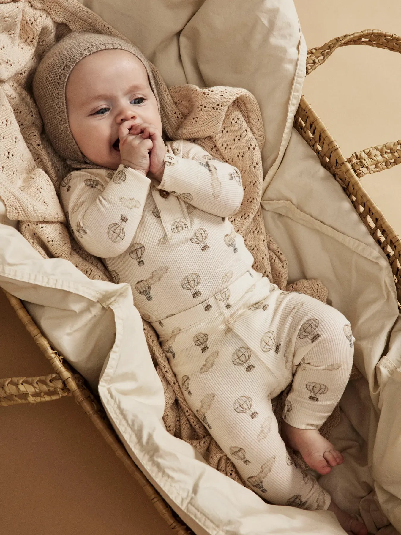Baby in Lil' Atelier Set mit Heissluftballons – gemütlicher Herbstlook aus dem Bärechind Laden in Winterthur.