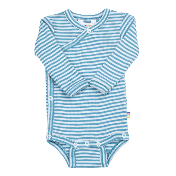 Langärmliger Wickelbody für Neugeborene von Joha, blau-weiss gestreift, aus Wolle/Seide mit seitlicher Knopfleiste, in Grösse 50 und 60.