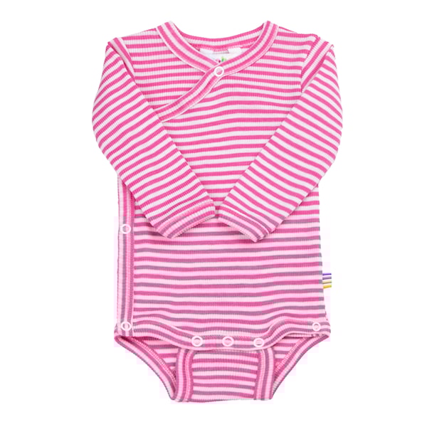 Langärmliger Wickelbody für Neugeborene von Joha, rosa-weiss gestreift, aus Wolle/Seide mit seitlicher Knopfleiste, in Grösse 50 und 60.