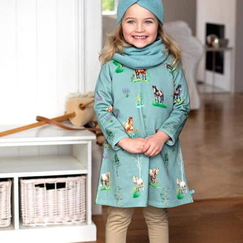Kind trägt türkisfarbenes Sweatkleid mit Pony-Print aus Bio-Baumwolle, Enfant Terrible, Bärechind, Winterthur Zürich Schweiz