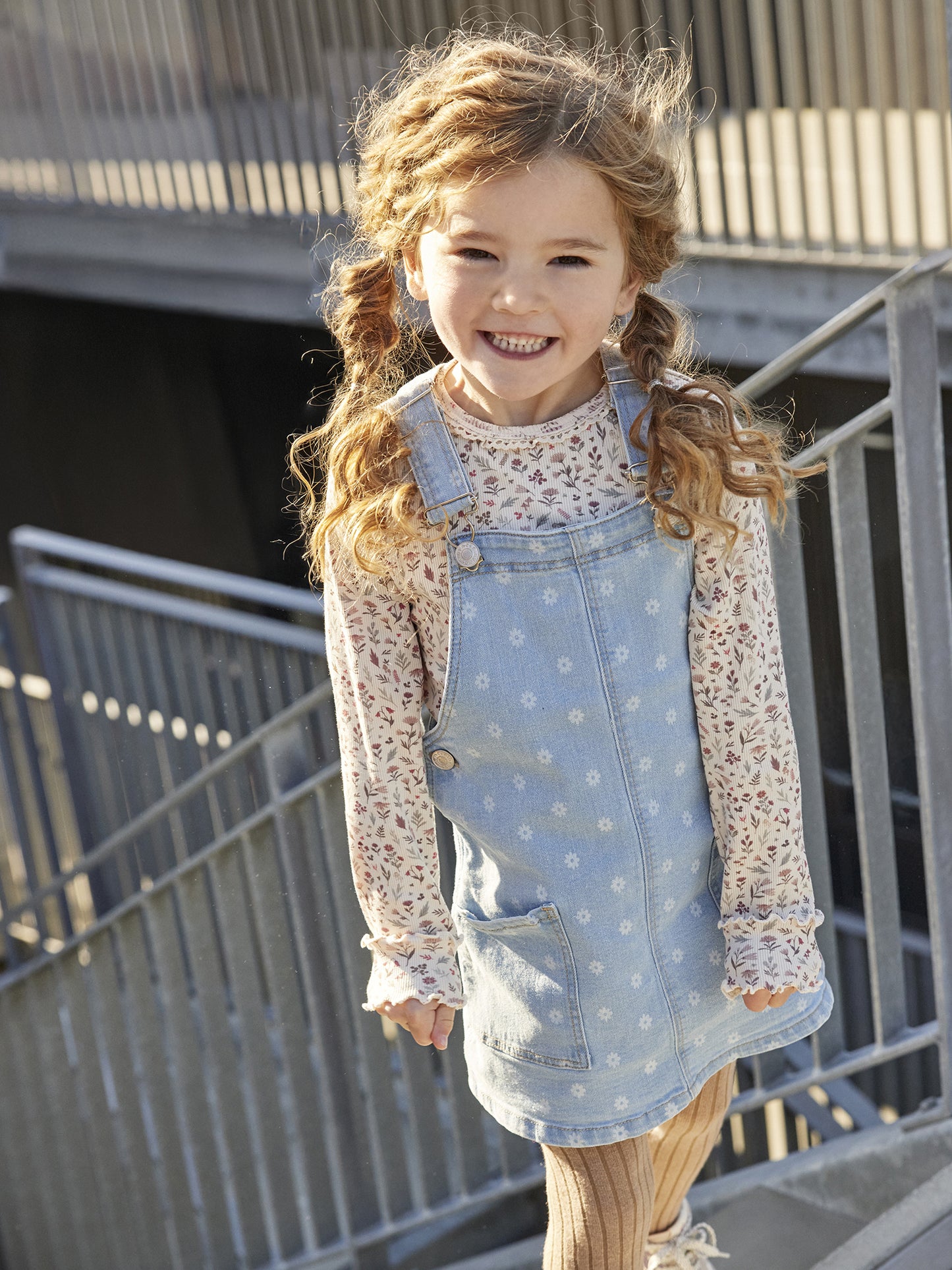 Kind trägt das gemütliche Minymo Langarmshirt mit Blumenprint – liebevoll ausgewählt im Bärechind, Winterthur Schweiz.