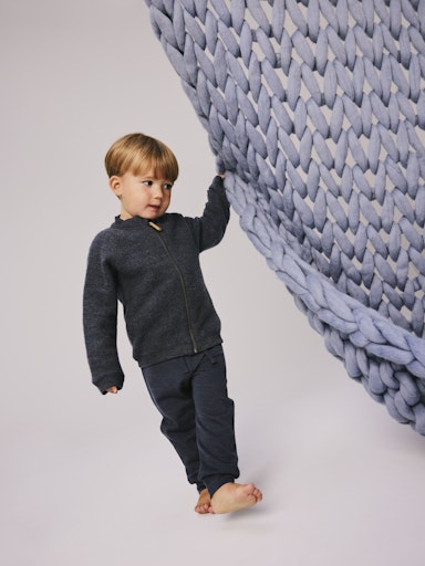 Kind trägt blaue Wollhose mit Kordelzug, Bärechind, Winterthur, Zürich Schweiz