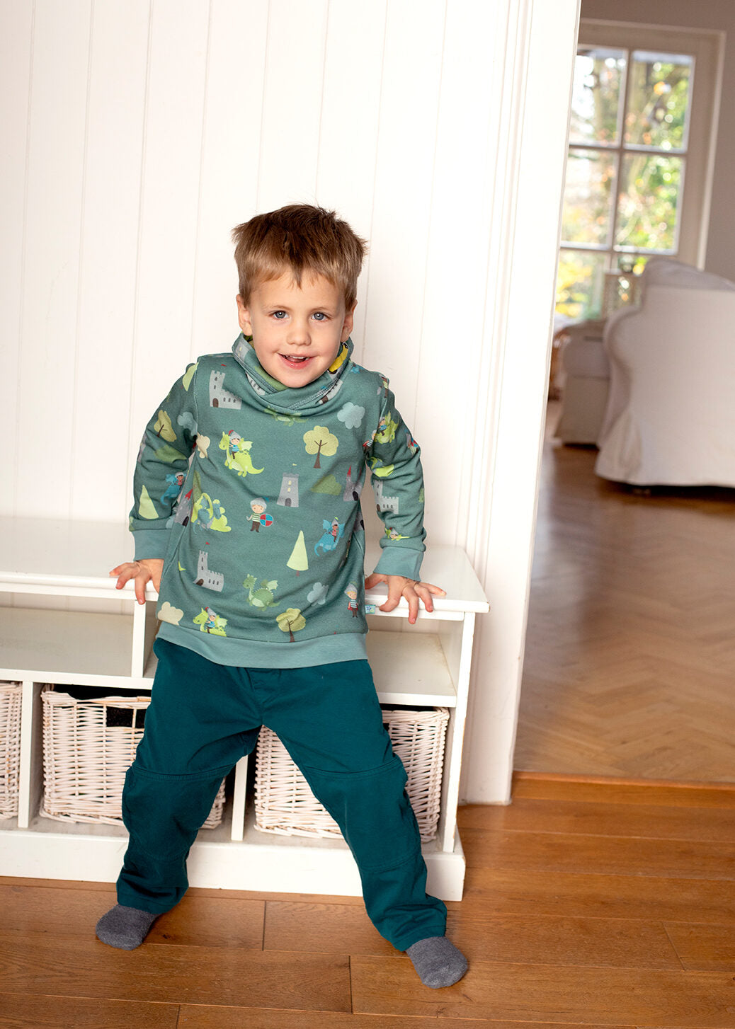 Kind trägt petrolfarbene Webhose aus Bio-Baumwolle mit Jerseyfutter, Enfant Terrible, Bärechind, Winterthur Zürich Schweiz