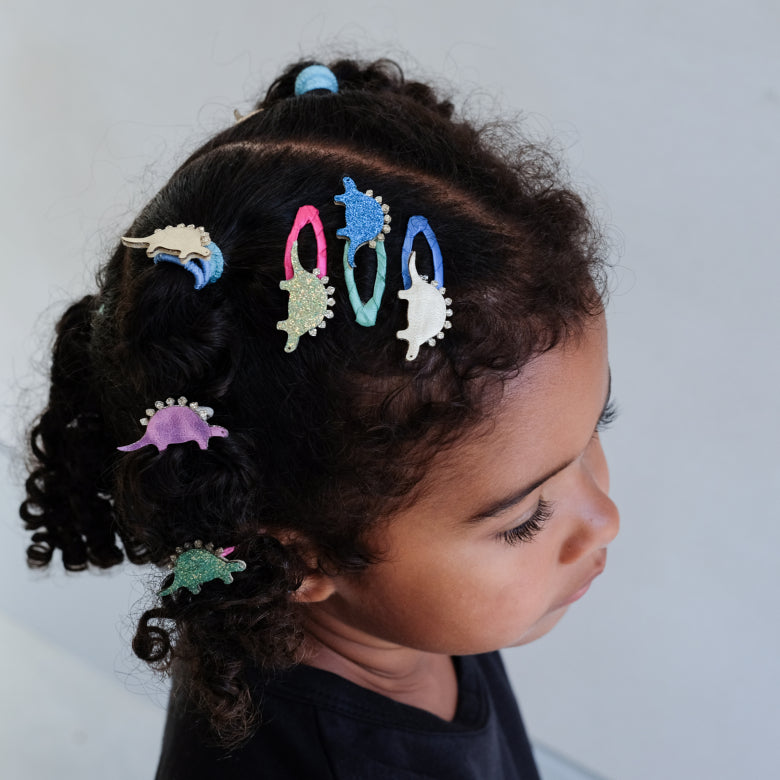 Kind trägt Dino Diva Mini Haarclips von Mimi & Lula im Haar, Bärechind Winterthur, Zürich Schweiz.