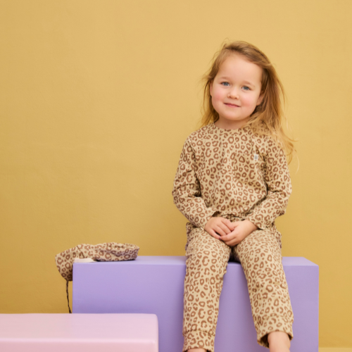 Langarm Kinder Shirt mit Leo-Print getragen von Kind