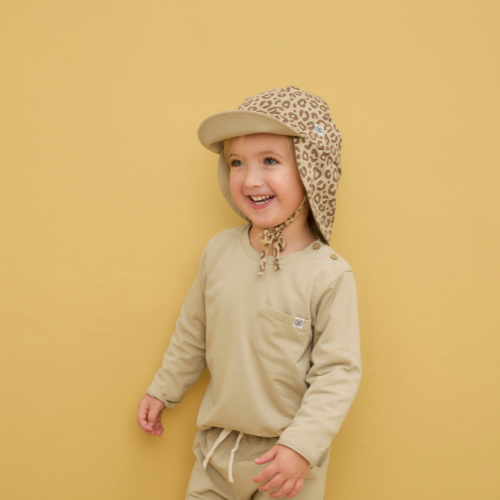 Kinder Sonnenmütze mit Leo-Print getragen von Kind