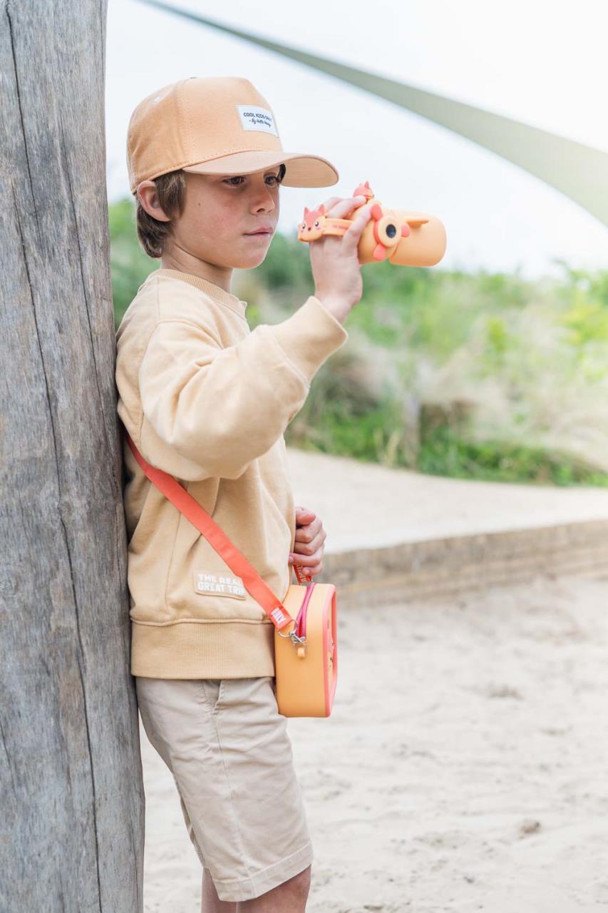 Junge entdeckt die Welt mit Zoo Family Kinderkamera im Fuchs Design, erhältlich bei Bärechind in Winterthur, Zürich Schweiz.