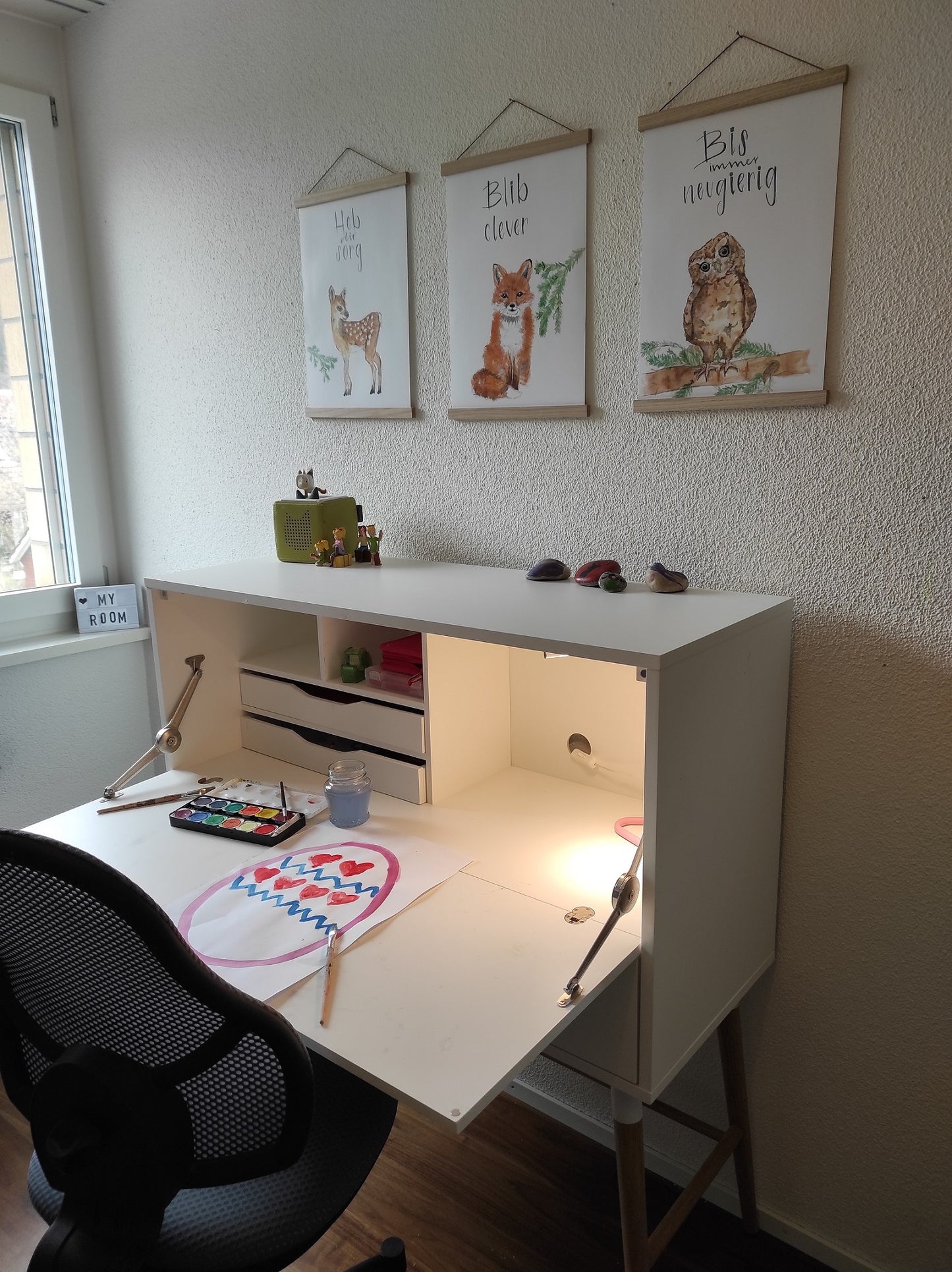 Kinderzimmer mit Waldtiere Postern A3 an der Wand, handgezeichnet und gedruckt im Bärechind in Winterthur, Zürich Schweiz.
