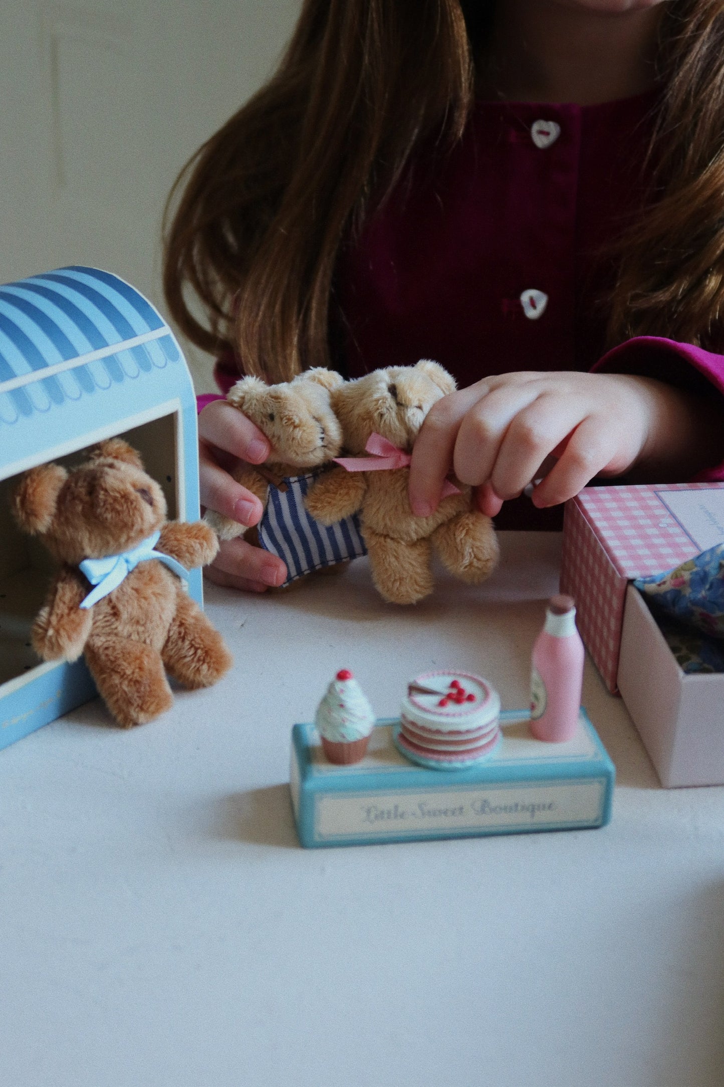 Kind spielt mit dem Konges Sløjd Mini-Teddy Elise