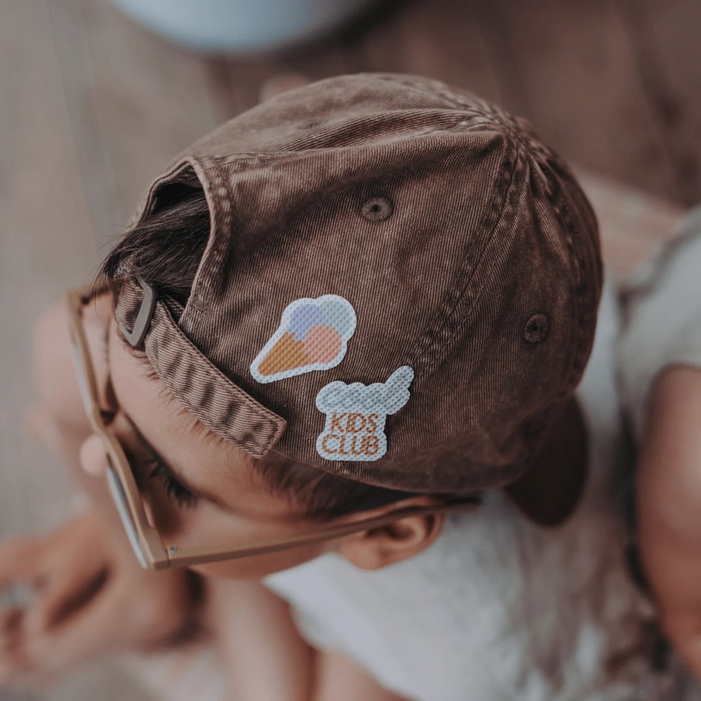Kühlii Hydrogel Pflaster Cool Kids Edition, Detailansicht auf einer Kindermütze