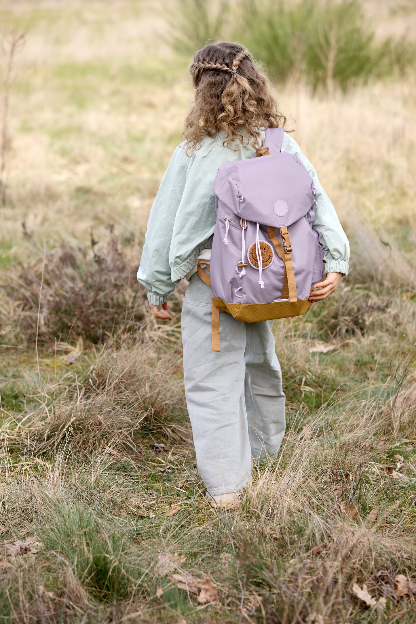 Kind mit Lässig Rucksack Little Gang in Lilac unterwegs – ideal für Waldkindergarten, Ausflüge und Naturerlebnisse in Winterthur