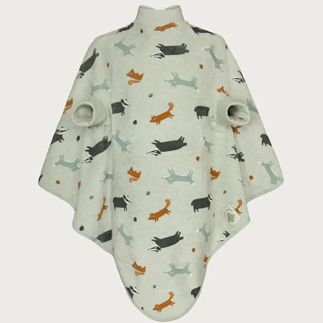 Wasserdichtes Lätzchen „Boo“ mit Ärmeln im Forest Animals-Design von Little Casimir, flach ausgebreitet