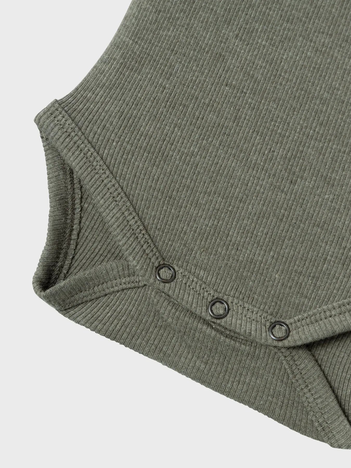 Nahaufnahme der Druckknöpfe am Body in Dusty Olive von name it – praktische Öffnung für Wickeln
