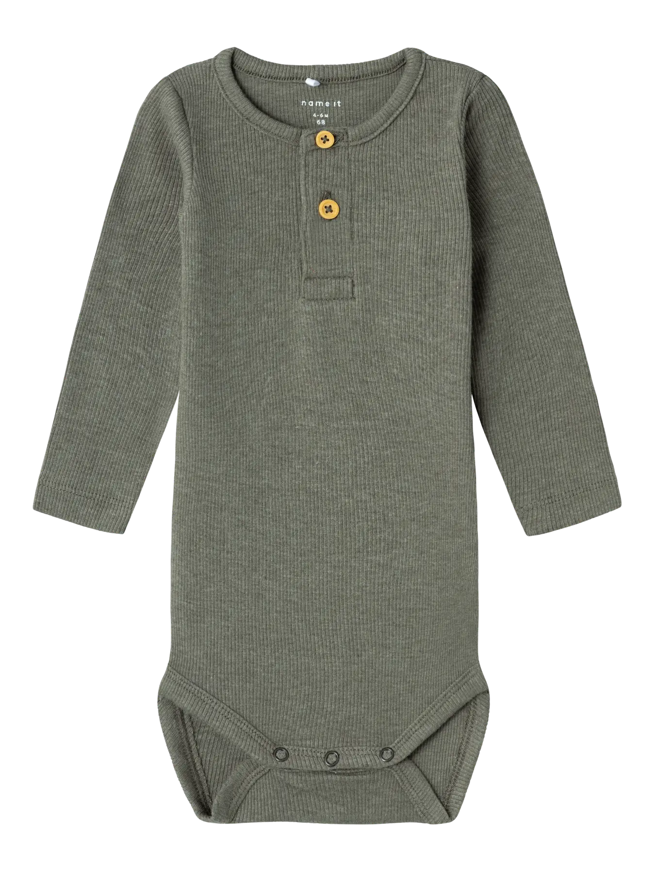 Langarm Babybody in Dusty Olive von name it – frontal fotografiert mit Holzknöpfen, erhältlich im Bärechind