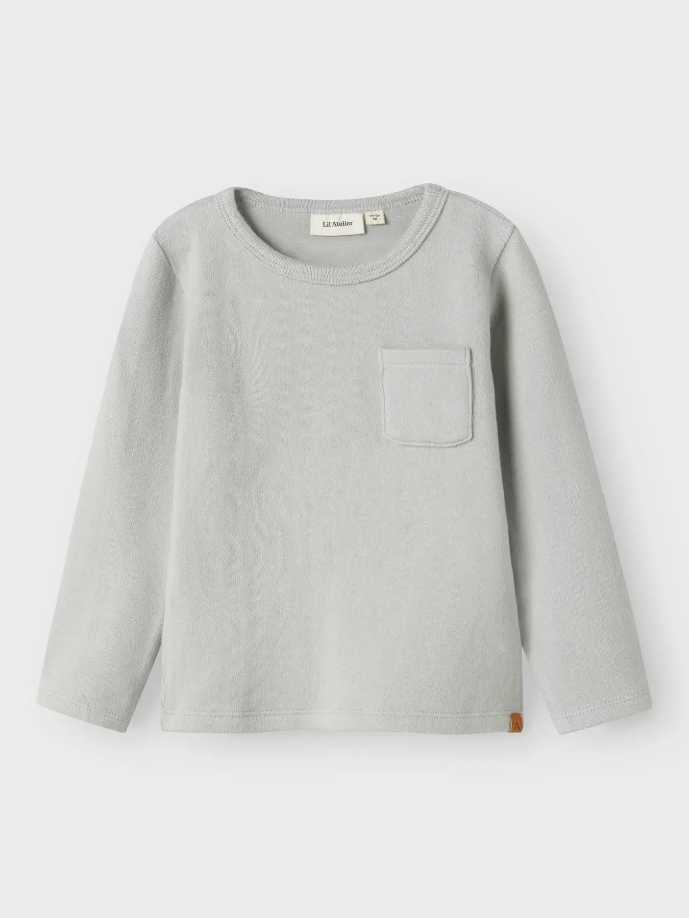 LIL'ATELIER Langarmshirt mit Tasche aus gebürsteter Baumwolle in Hellgrau – zu kaufen bei Bärechind in Winterthur, Zürich, Schweiz.