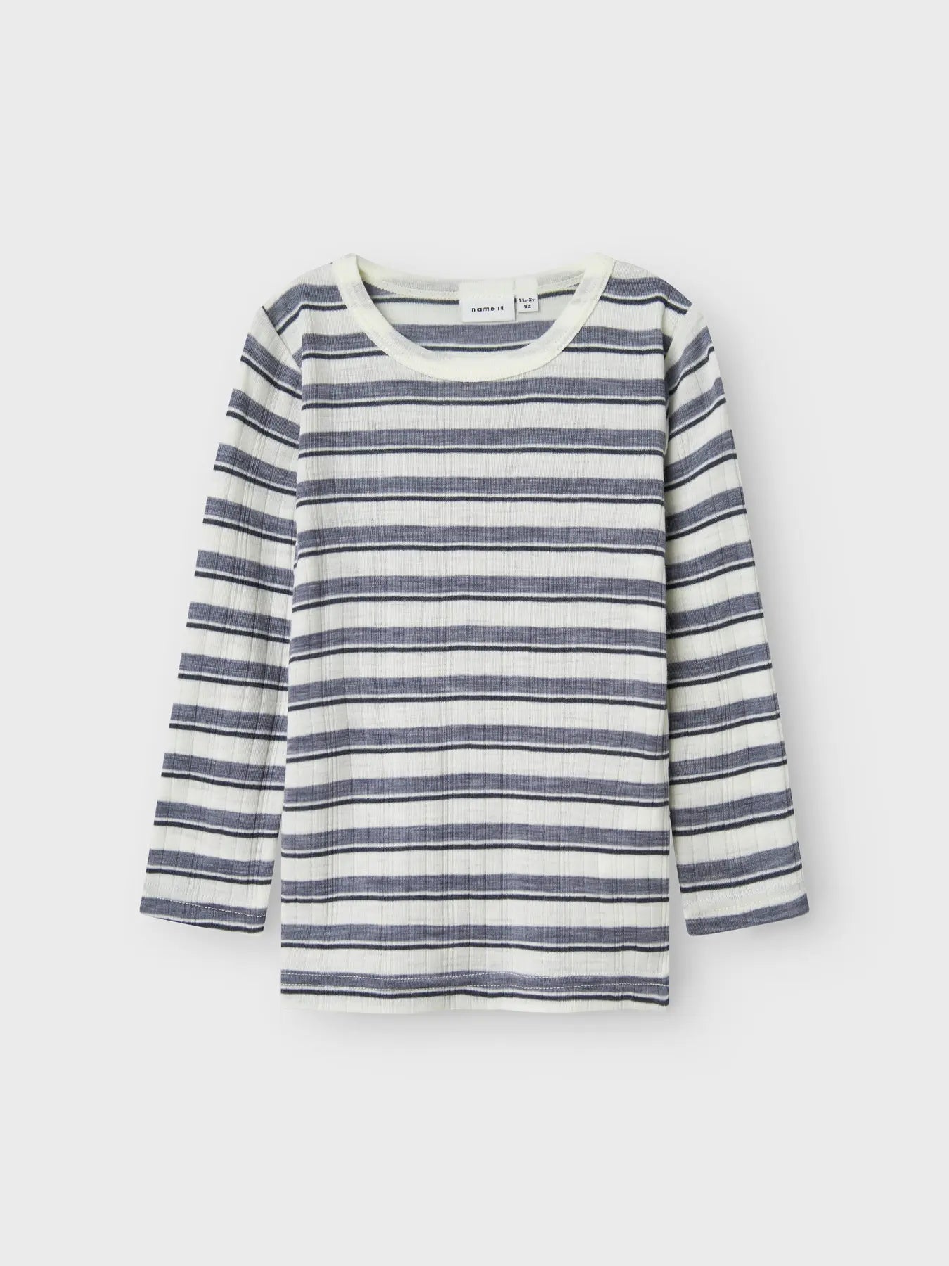 Langarmshirt für Kinder aus 100% Wolle mit blauen Streifen, flachliegend fotografiert.