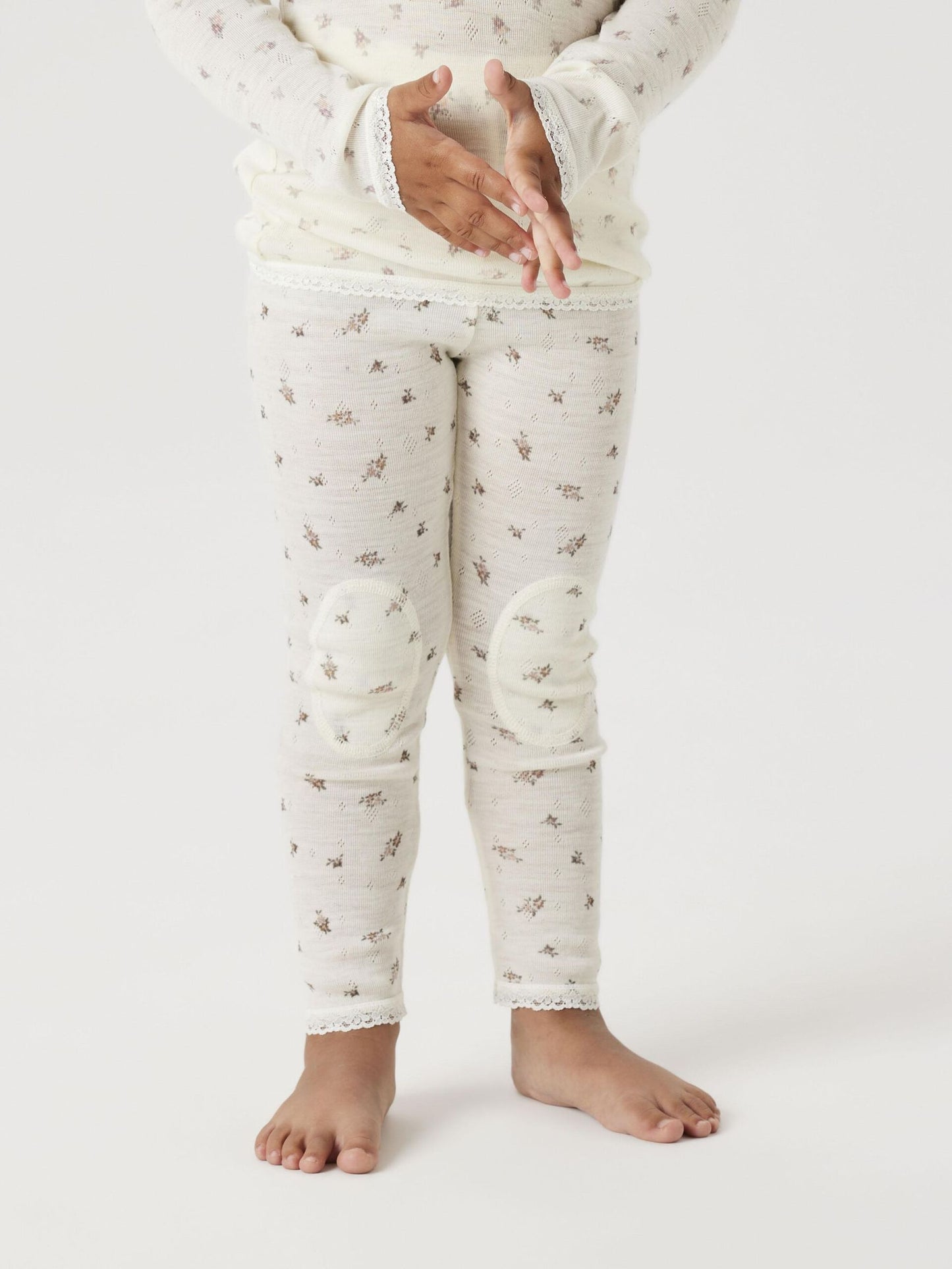 Seitliche Ansicht der Wollleggings mit Blumenmuster am getragenen Kind