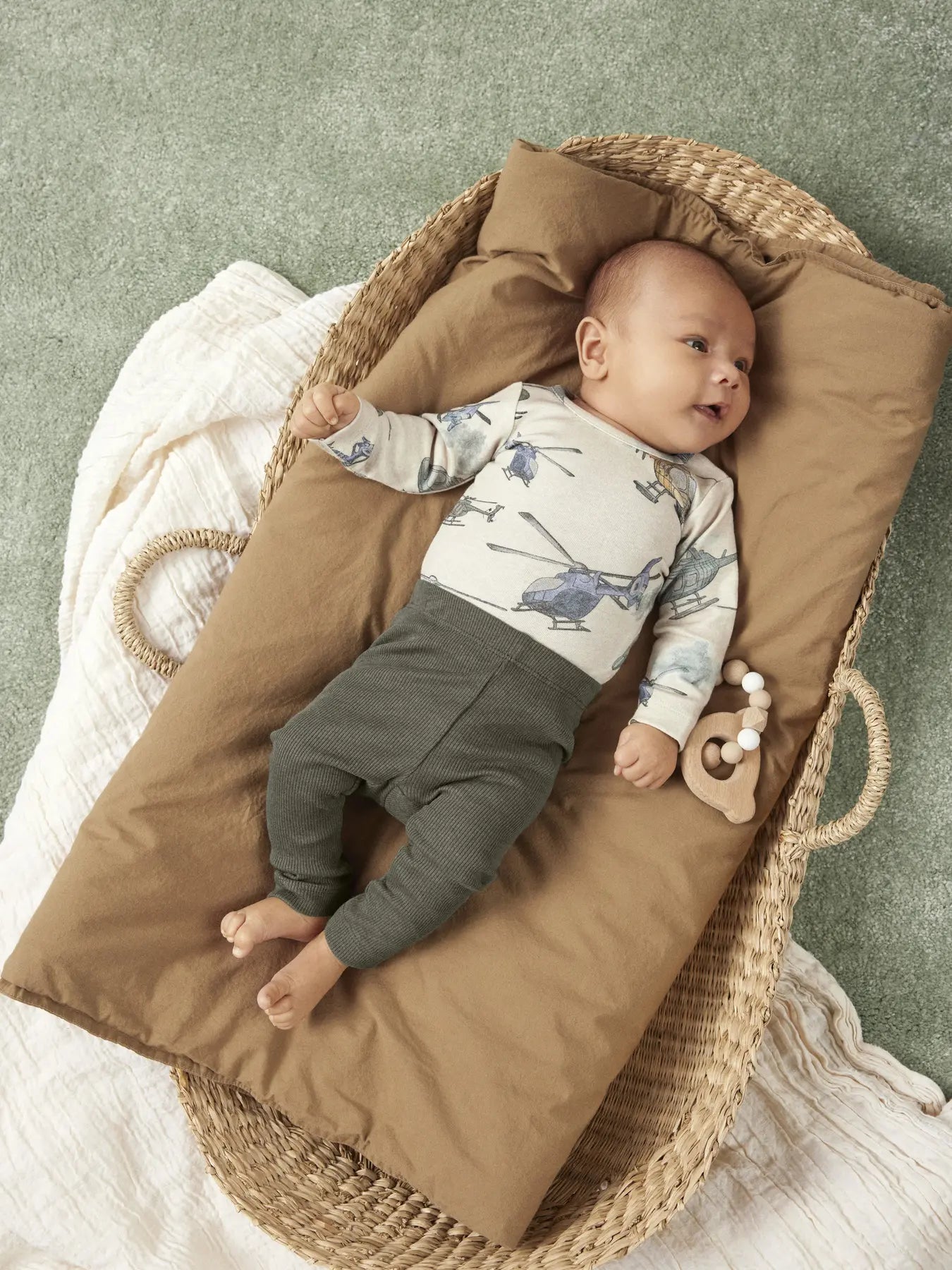 Baby trägt die Leggings in Olive von name it – bequem und ideal zum Kuscheln