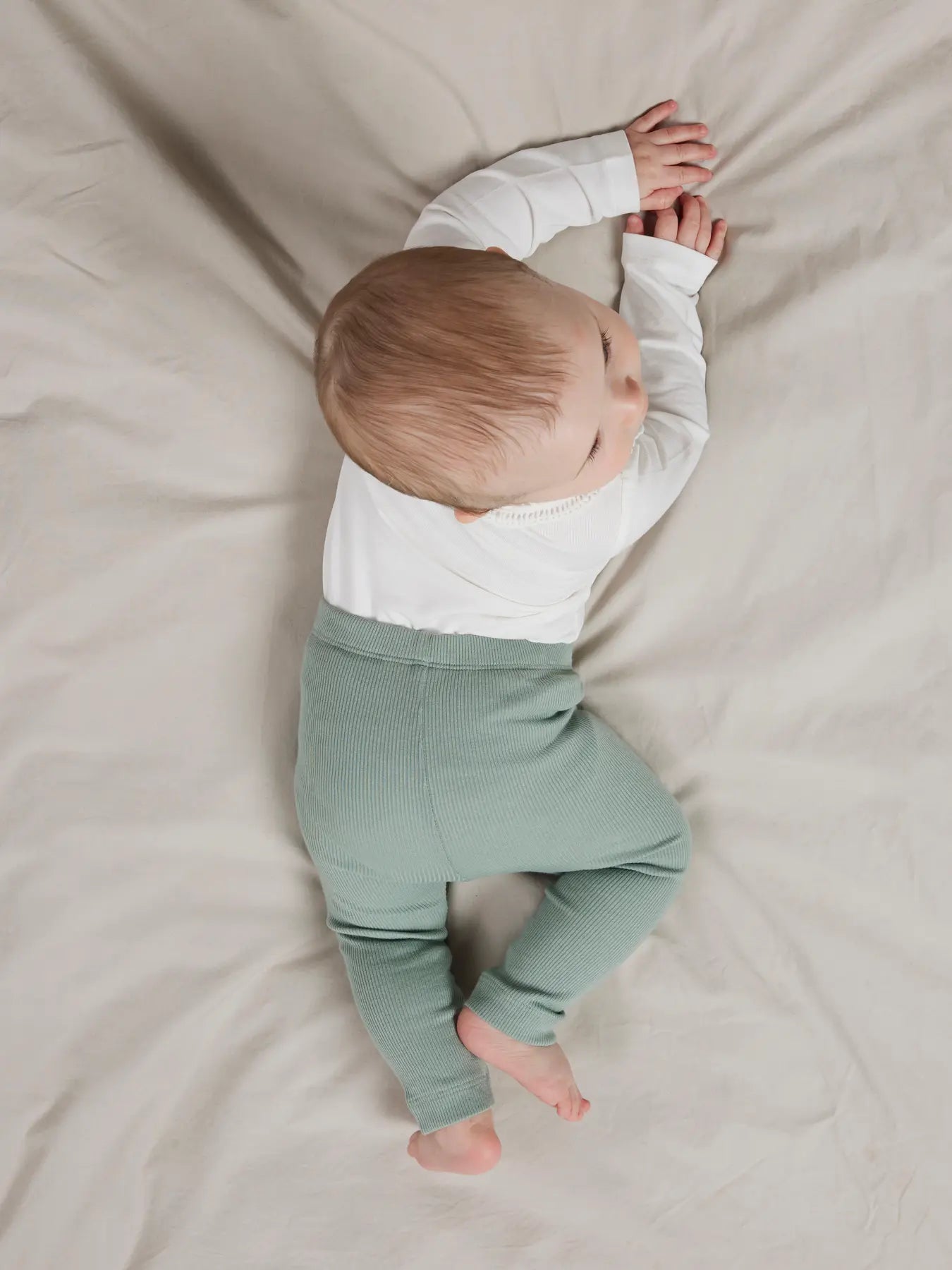 Baby trägt Leggings in Slate Grey von name it – bequem & perfekt zum Spielen