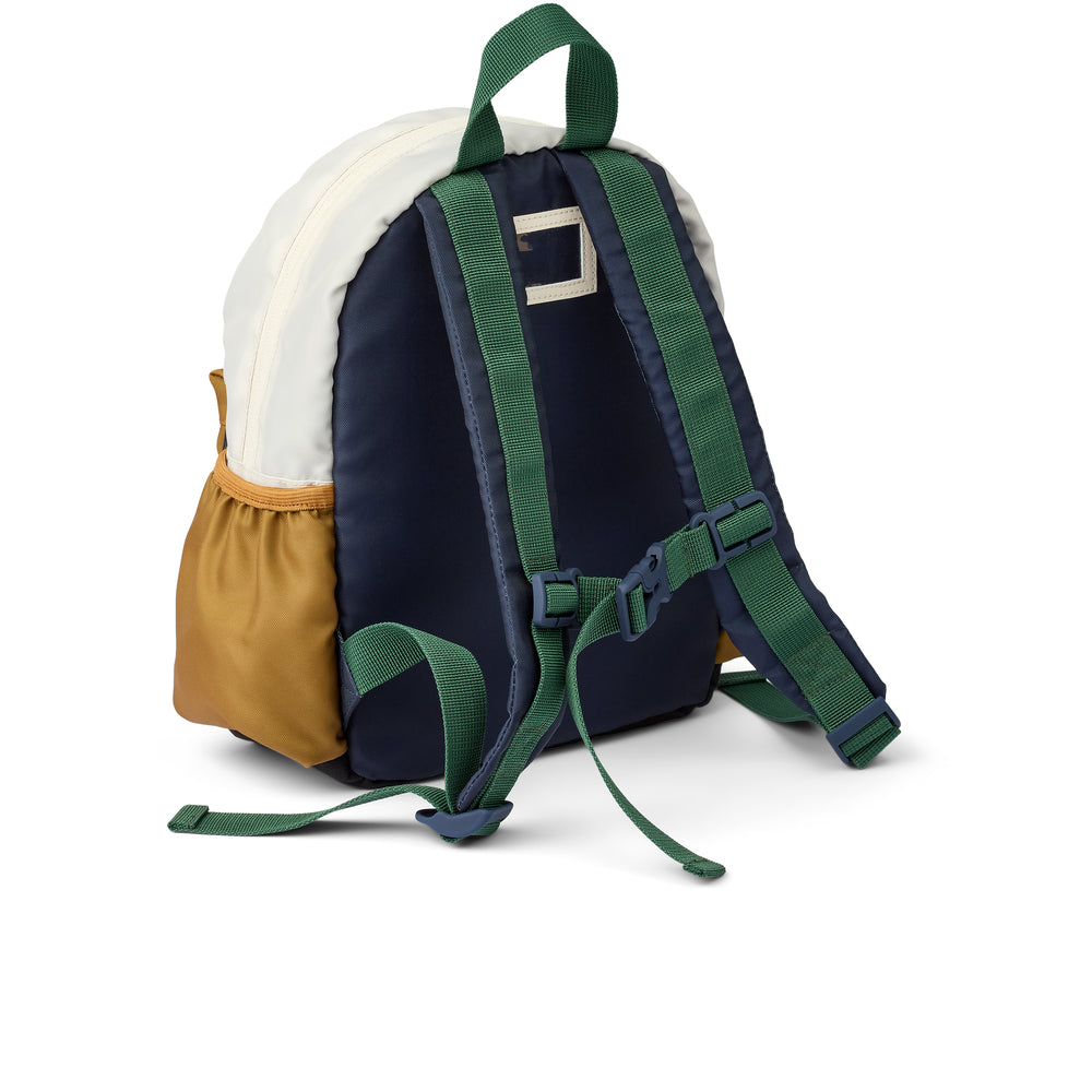 Rückseite des Liewood Andreas Rucksacks mit grünen Trägern – Bärechind Winterthur.