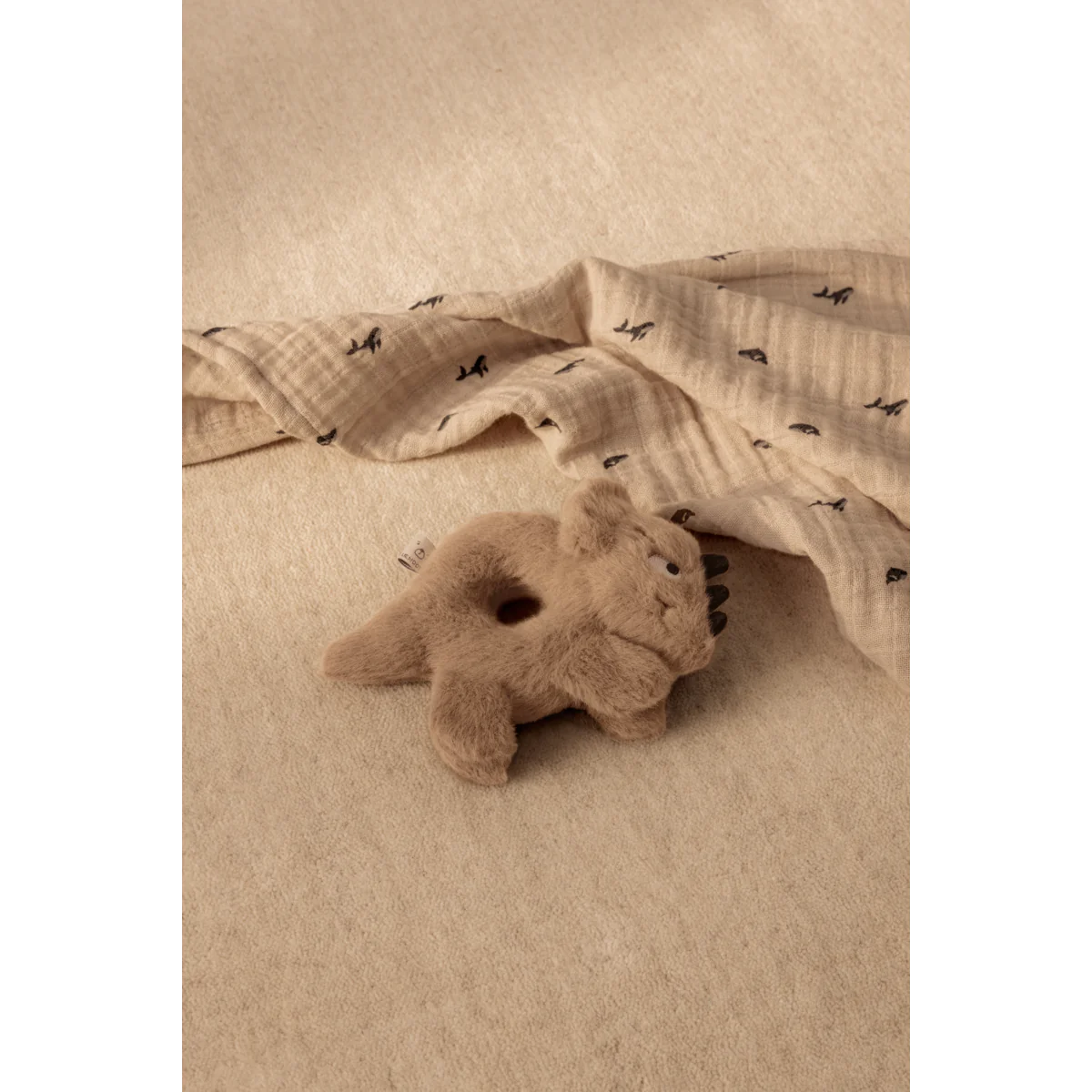 Baby liegt auf Liewood Musselin-Tuch im Mini Whale Design