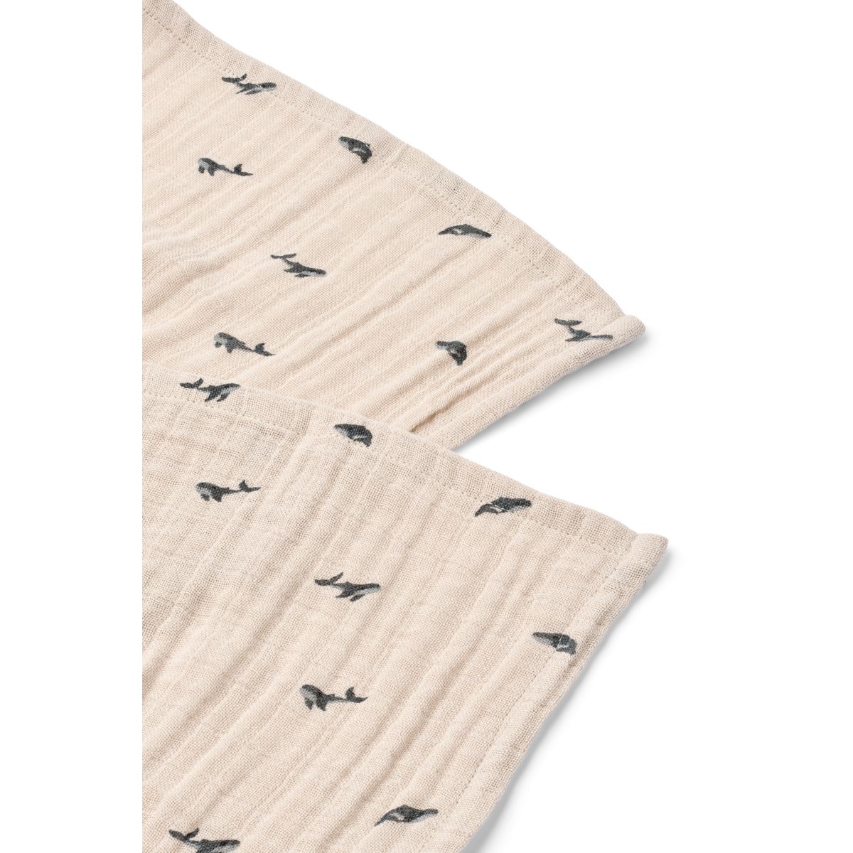 Detailansicht des Mini Whale Prints auf dem Musselin-Tuch von Liewood
