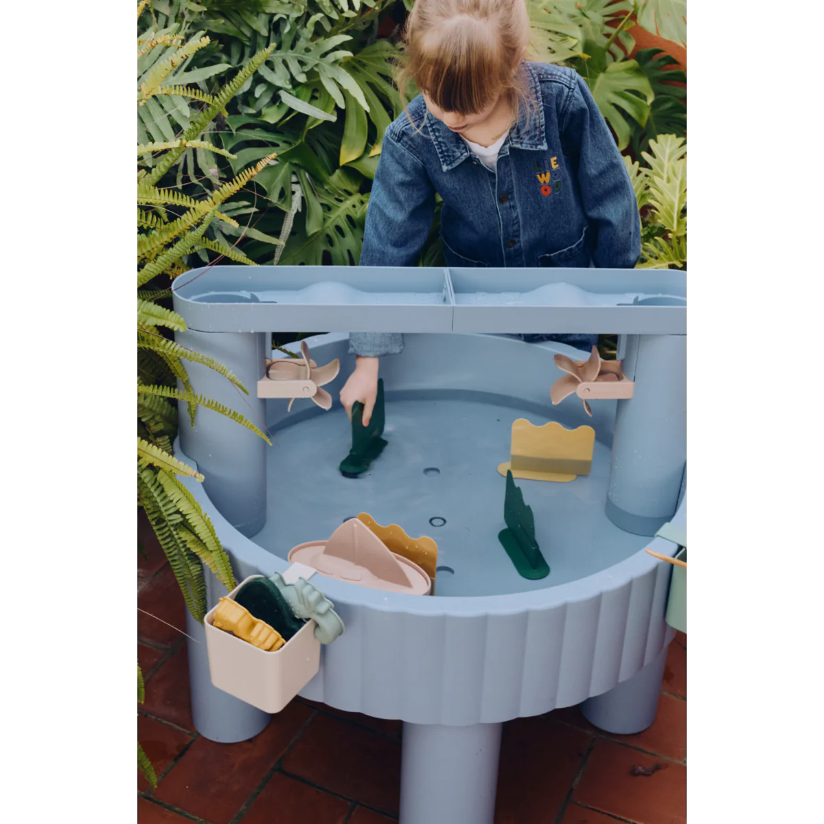 Kind spielt mit Liewood Sepp Aktivitäten Tisch für Wasser und Sand bei Bärechind Winterthur Zürich Schweiz