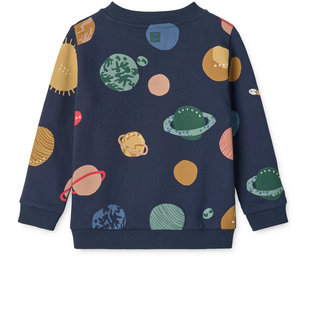 Rückseite des LIEWOOD Thora Sweatshirts mit All-Over-Universum-Print – Bio-Kinderkleidung bei Bärechind Winterthur.