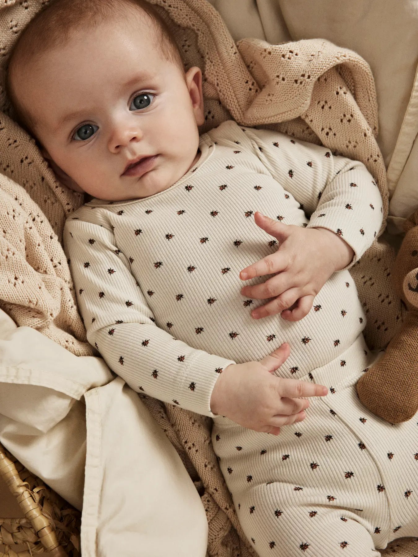 Baby trägt Lil' Atelier Body mit Marienkäfer-Print aus TENCEL™ – herbstlicher Look von Bärechind Winterthur.