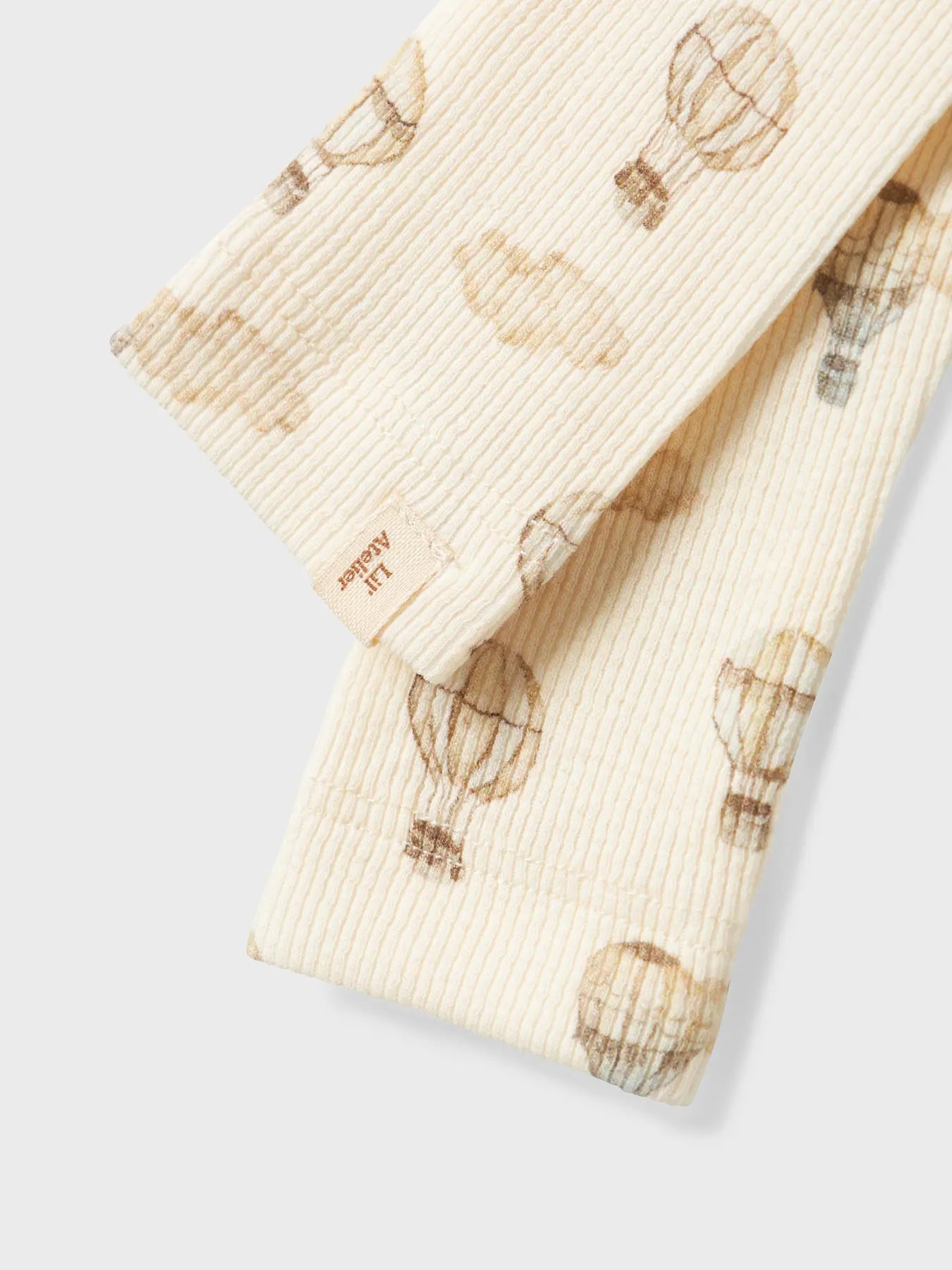 Detailansicht der Lil' Atelier Babyhose mit Heissluftballons und Rippstoff – erhältlich bei Bärechind Winterthur.