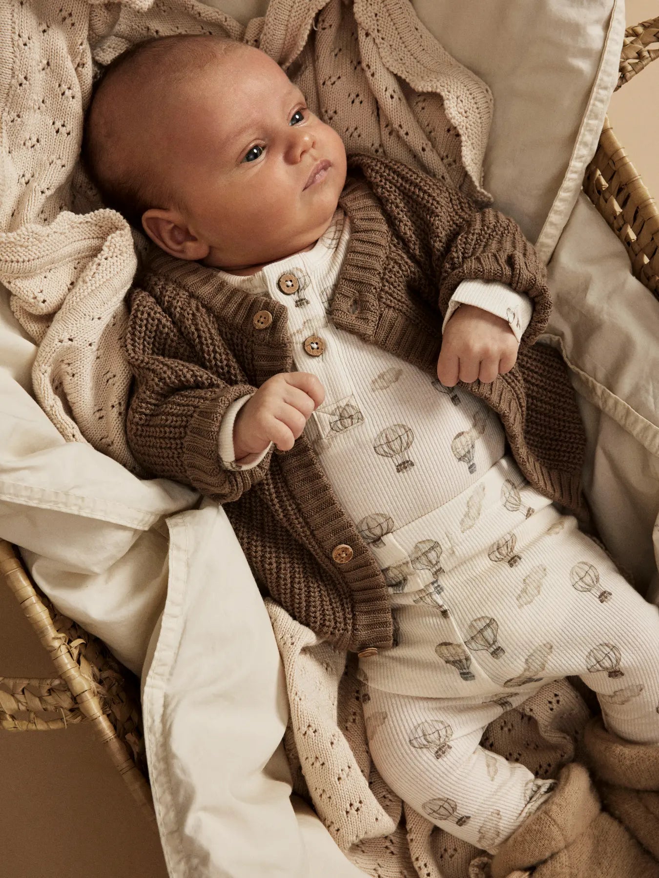 Baby trägt Lil' Atelier Hose mit Heissluftballon-Print – gemütliches Herbst-Outfit von Bärechind Winterthur.