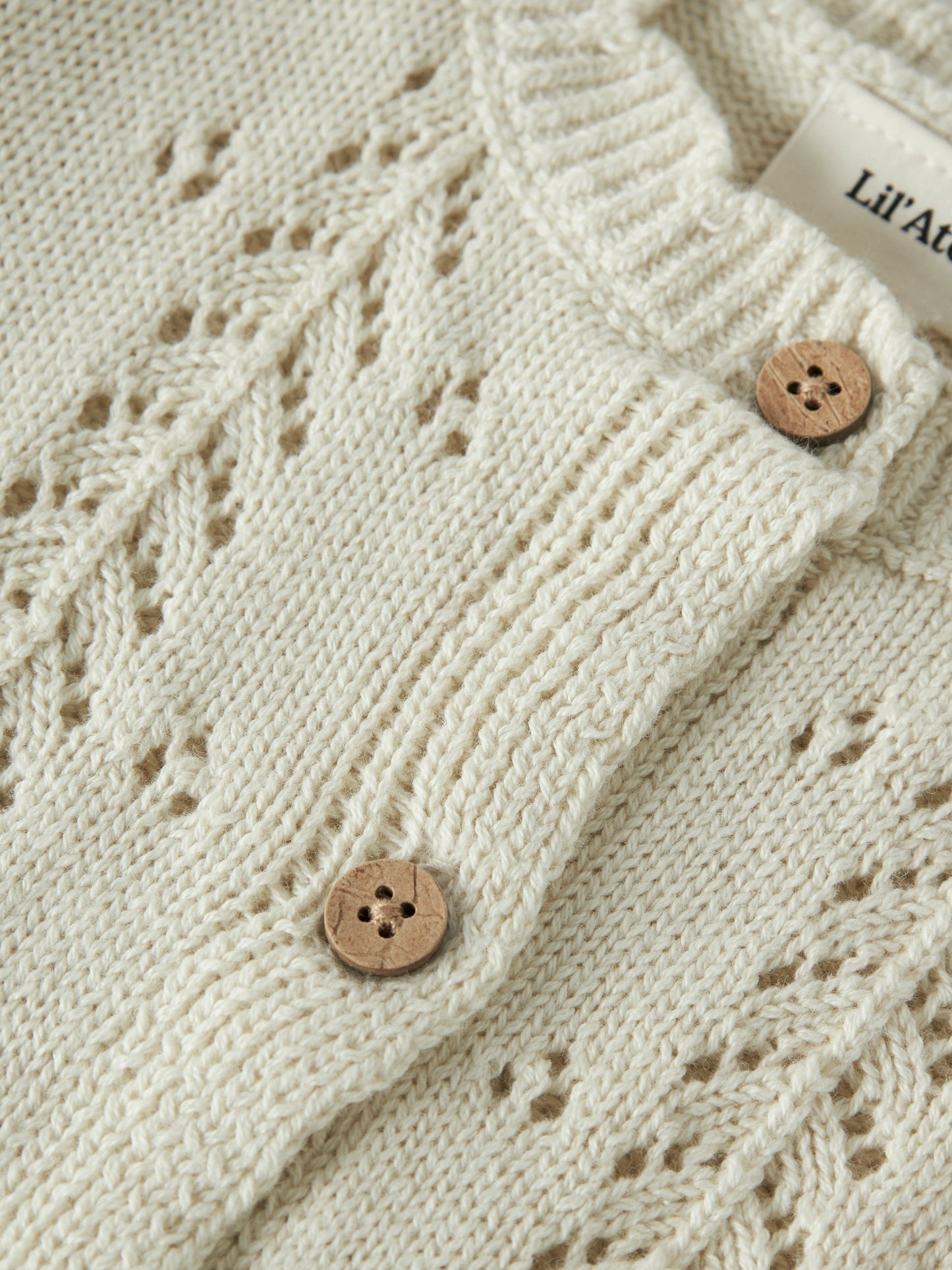 Bärechind Strickjacke von Lil'Atelier mit Knopfleiste und Lochstrickmuster, Detailansicht