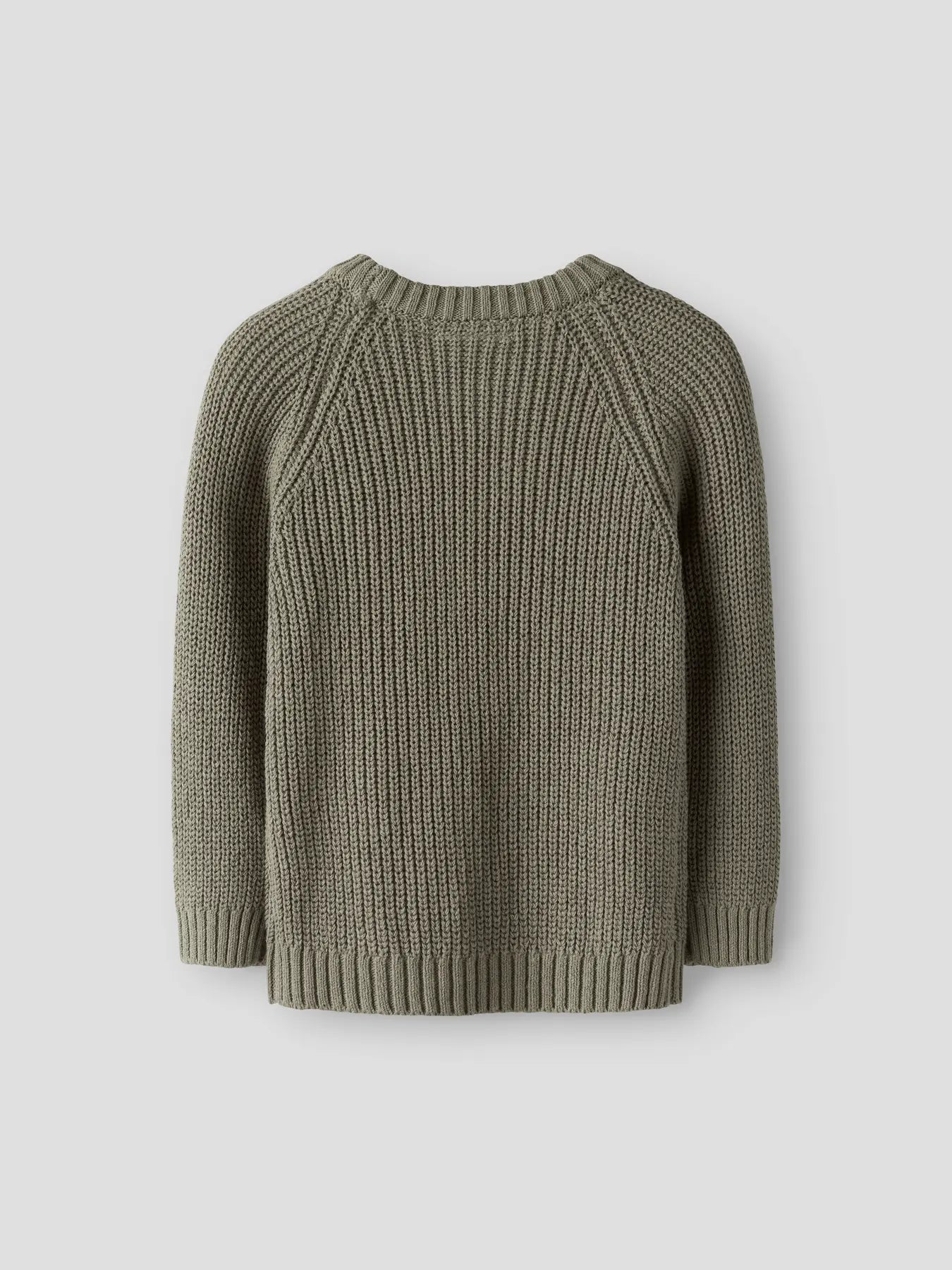 Rückseite des grünen Lil'Atelier Strickpullovers für Kinder bei Bärechind in Winterthur, Zürich, Schweiz.