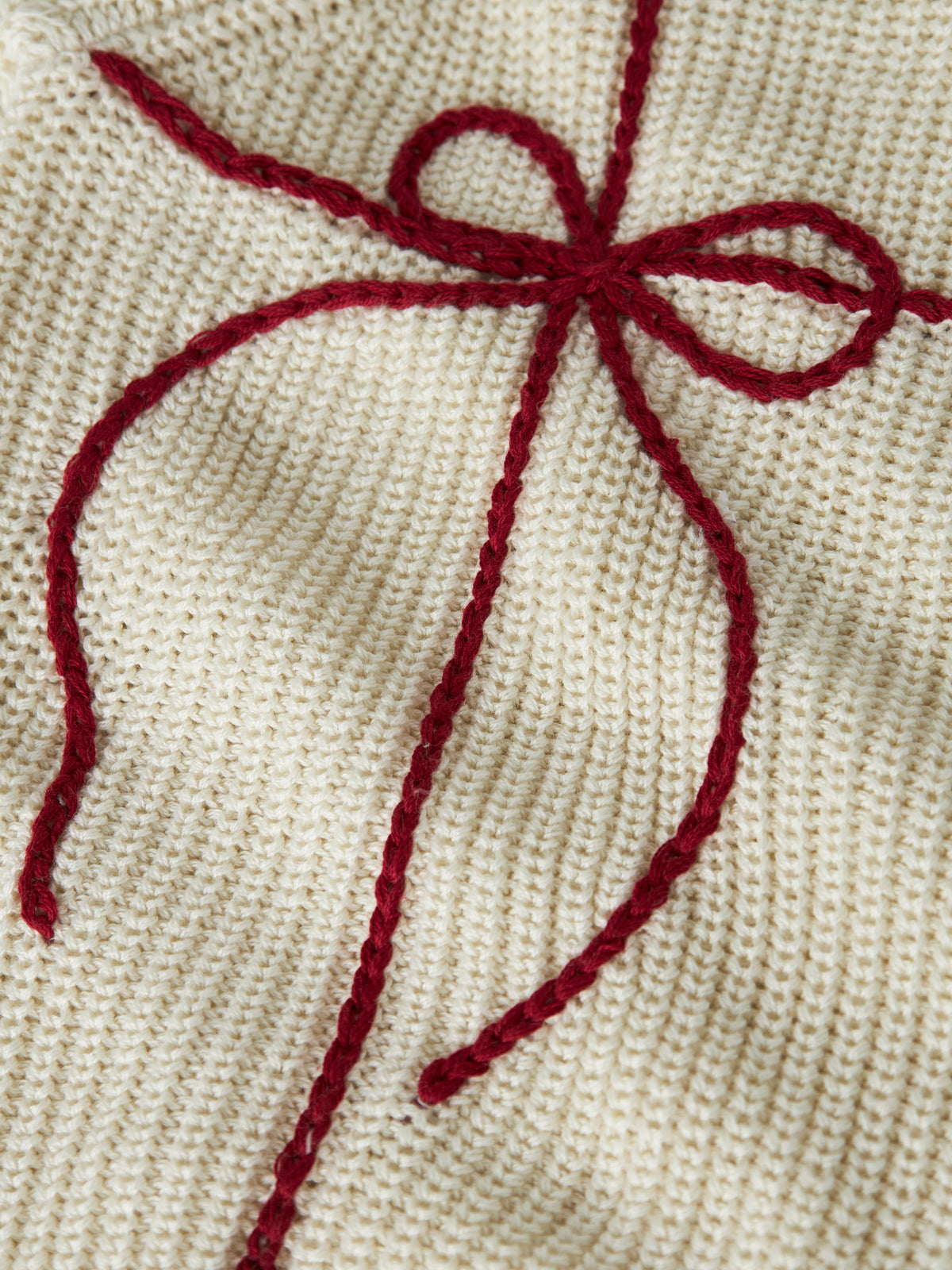 Bärechind Lil'Atelier Weihnachtspulli, Detailansicht der Geschenkschleife-Stickerei
