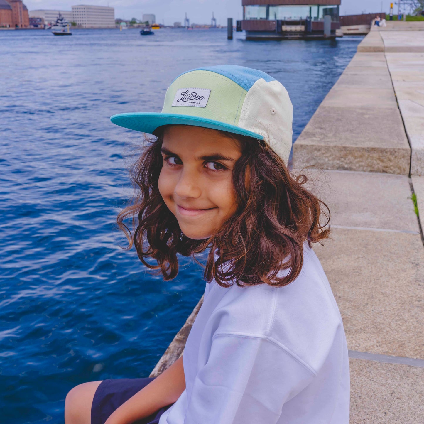 Kind trägt Lil Boo Kinder Cap Block Breeze aus Bio Baumwolle Sommer Cap im Kinderladen Bärechind Winterthur