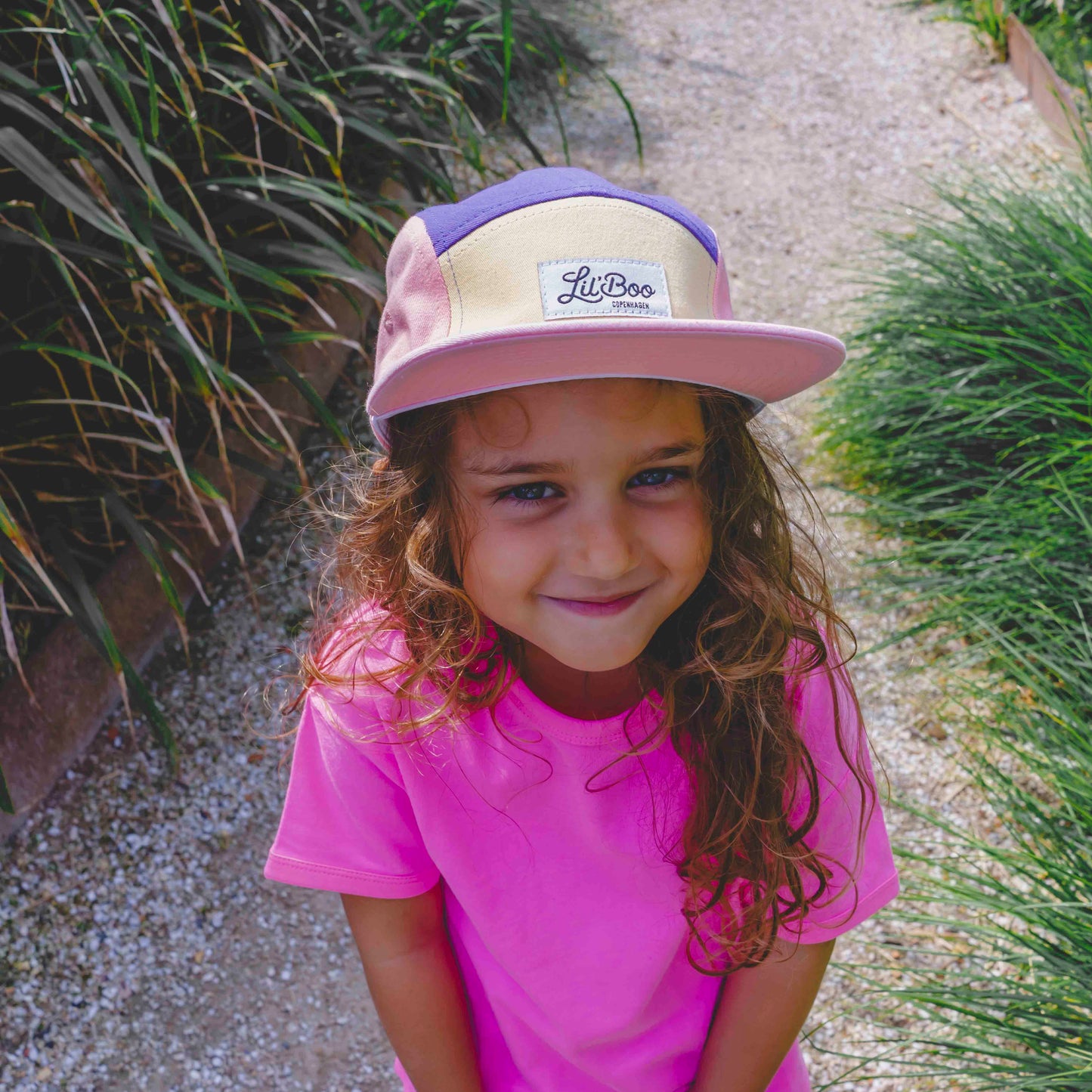 Kind trägt Lil Boo Kinder Cap Block Sorbet Sommer Cap aus Bio Baumwolle im Bärechind Winterthur