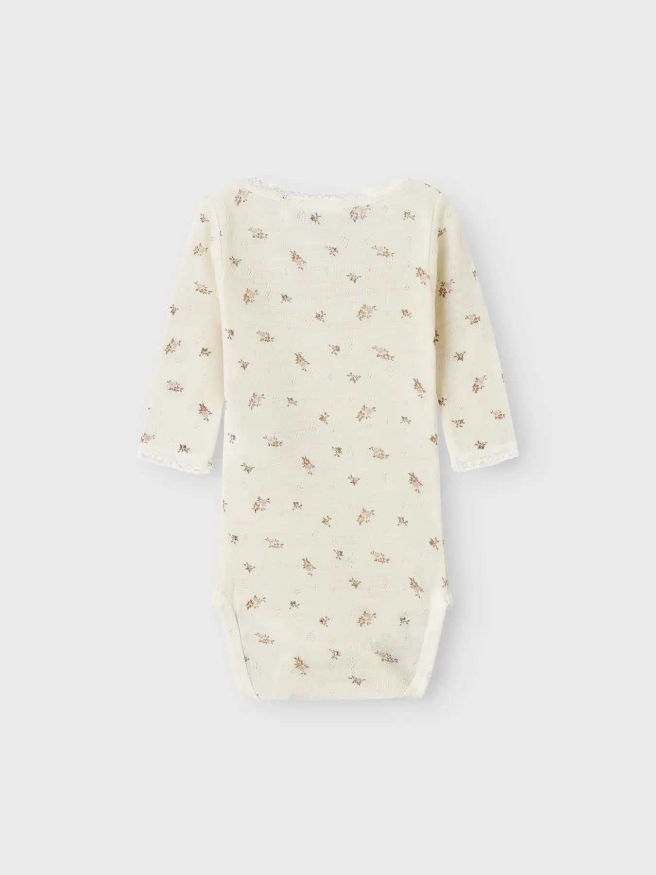 Die Rückansicht des Babybodys von Lil’Atelier mit feinem Blumenprint, erhältlich in Winterthur.