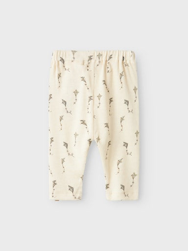 Rückseite der Lil’Atelier Hose aus Modal-Baumwolle – exklusiv bei Bärechind in Winterthur, Zürich, Schweiz.