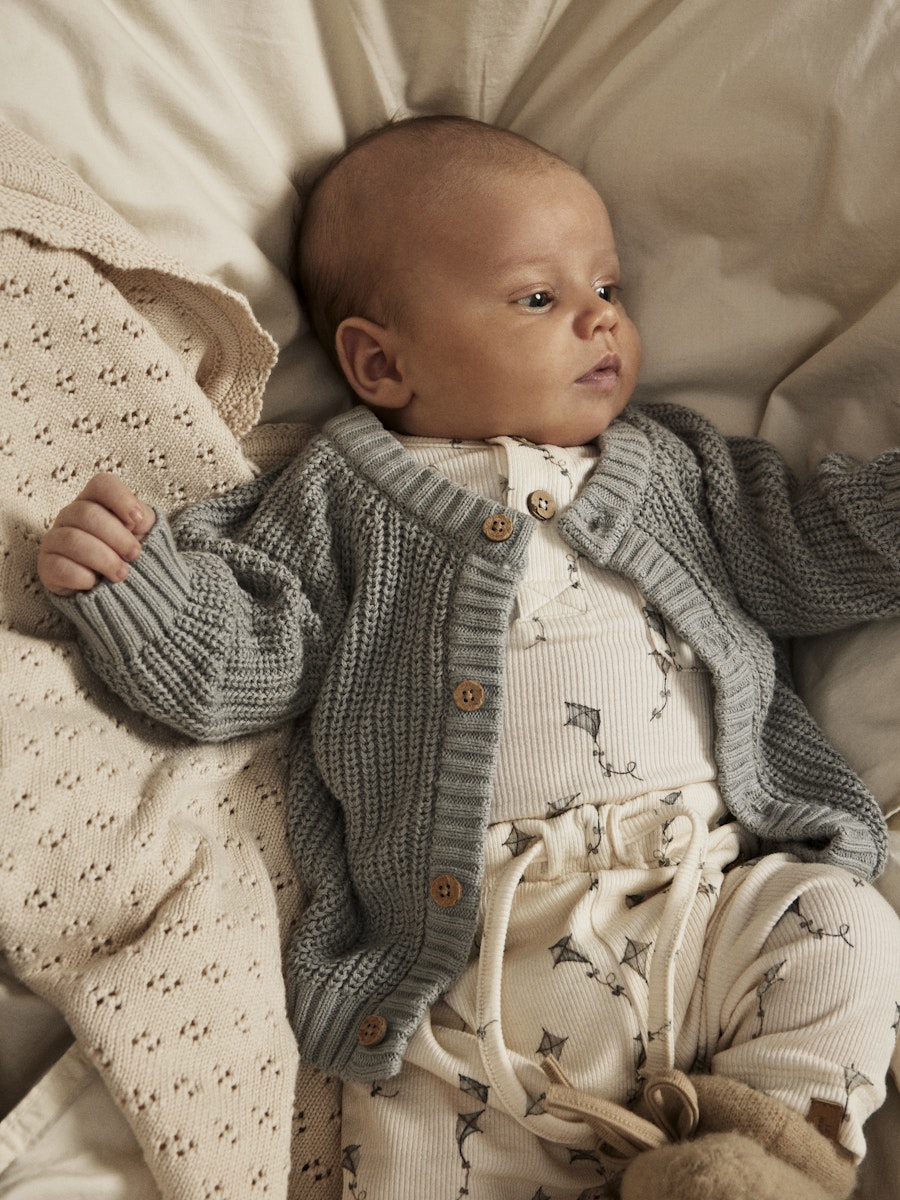 Baby trägt Lil’Atelier Hose aus Modal-Baumwolle mit Drachenmuster – erhältlich bei Bärechind in Winterthur, Zürich, Schweiz.