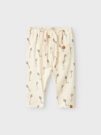 Vorderseite der Lil’Atelier Babyhose aus Modal-Baumwolle mit Drachen – Bärechind Winterthur, Zürich, Schweiz.