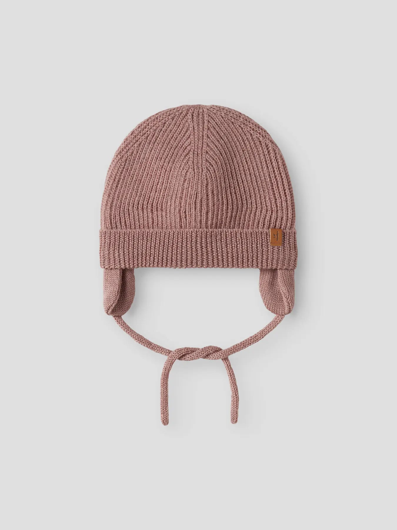 Vorderseite der rosa Wollmütze mit Bindeband von Lil’Atelier – Bärechind Winterthur, Zürich, Schweiz.