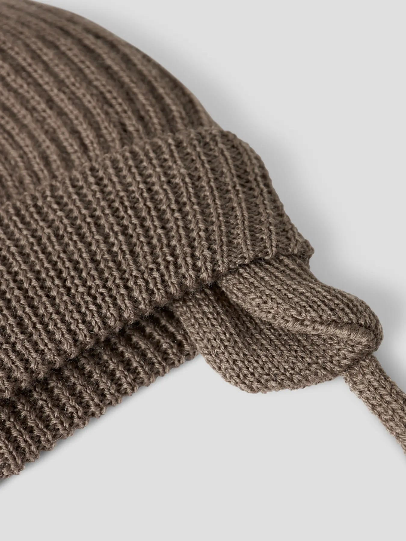 Braune Babymütze mit Bindeband aus 100 % Wolle von Lil’Atelier – erhältlich bei Bärechind in Winterthur, Zürich, Schweiz.