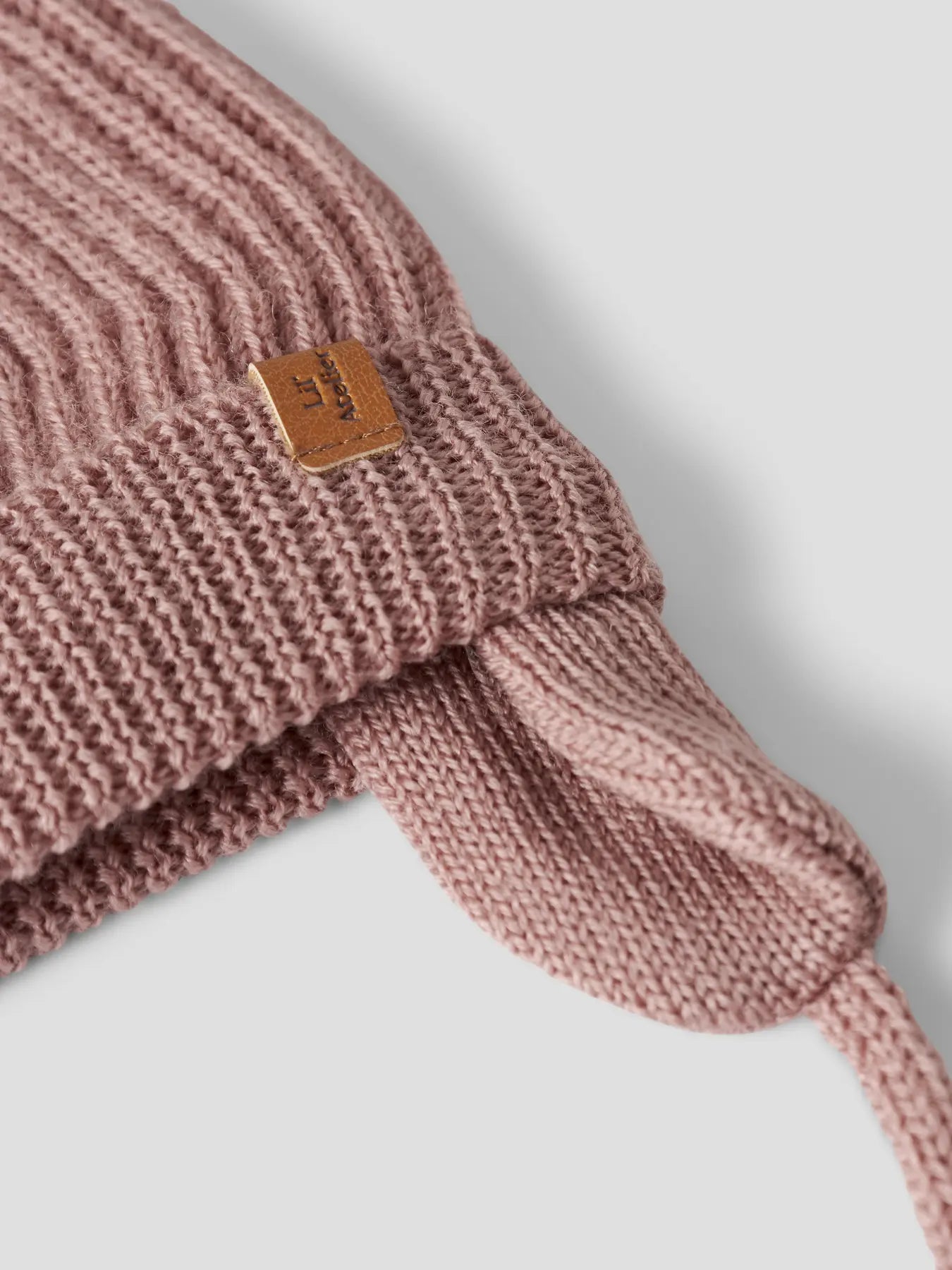 Detail der rosa Babymütze aus 100 % Wolle von Lil’Atelier – erhältlich bei Bärechind in Winterthur, Zürich, Schweiz.