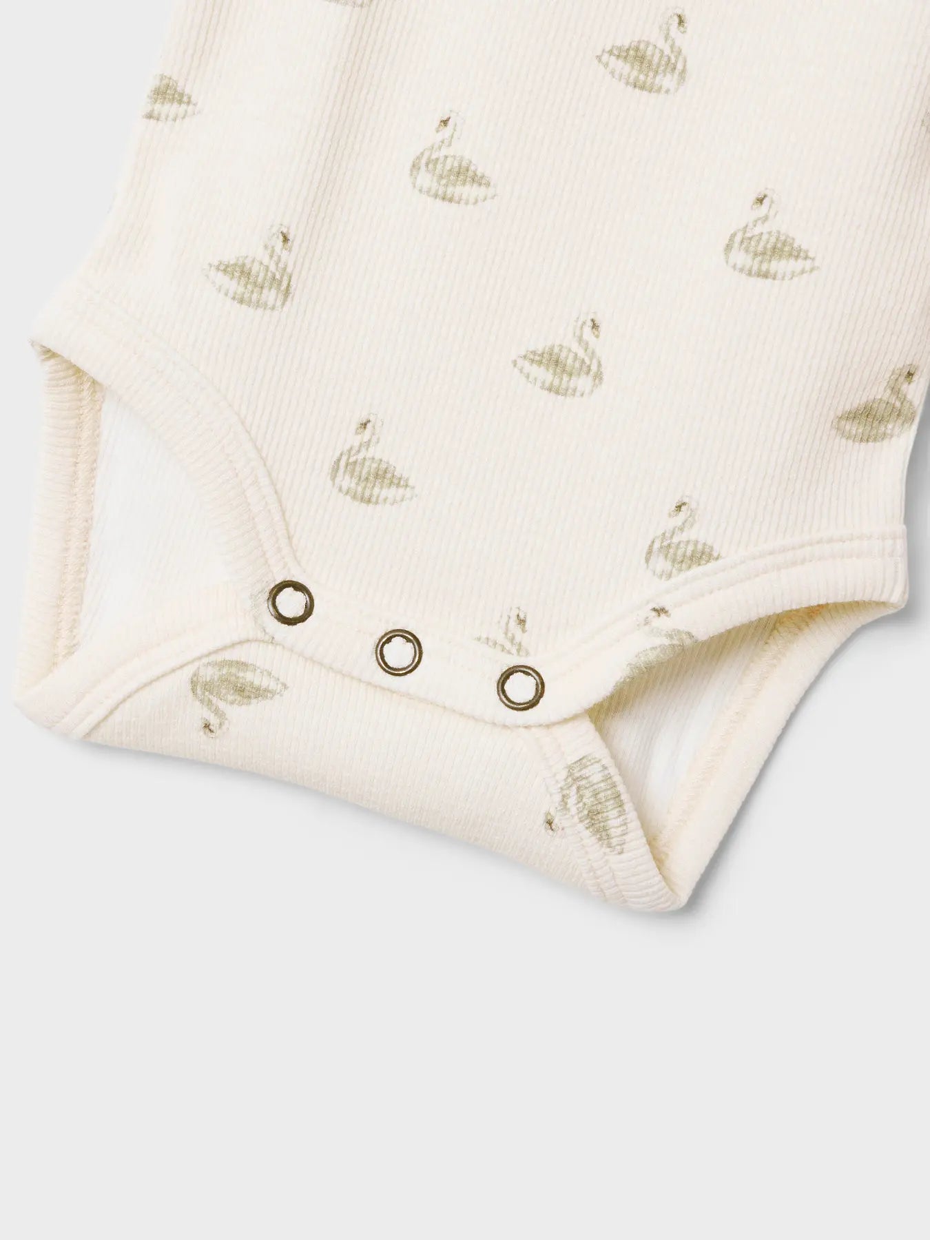 Detailaufnahme des Lil’Atelier Bodys mit Schwanenmuster – erhältlich bei Bärechind in Winterthur, Zürich, Schweiz.