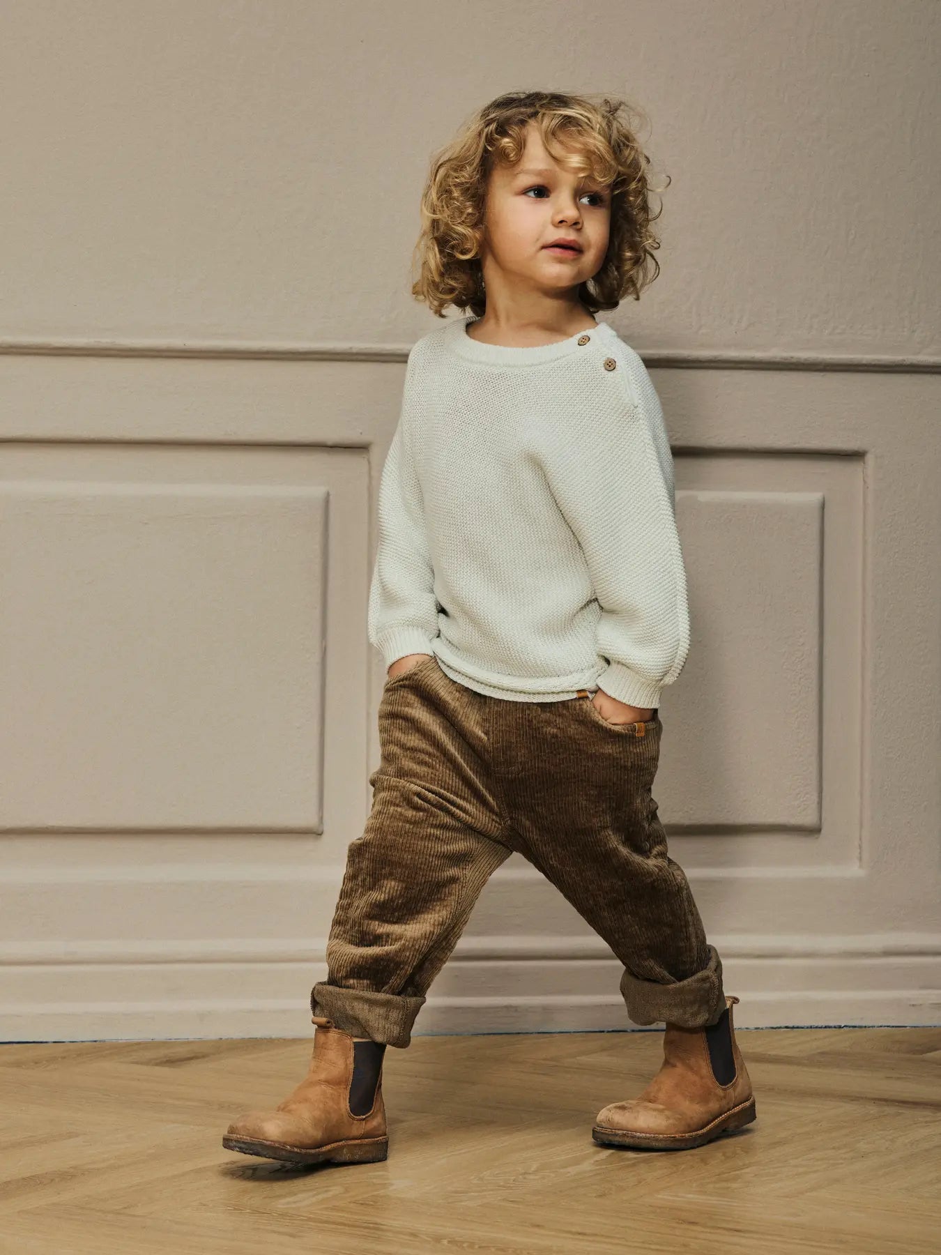 Kind trägt braune LIL'ATELIER Cordhose aus Bio-Baumwolle, erhältlich bei Bärechind in Winterthur, Zürich Schweiz.