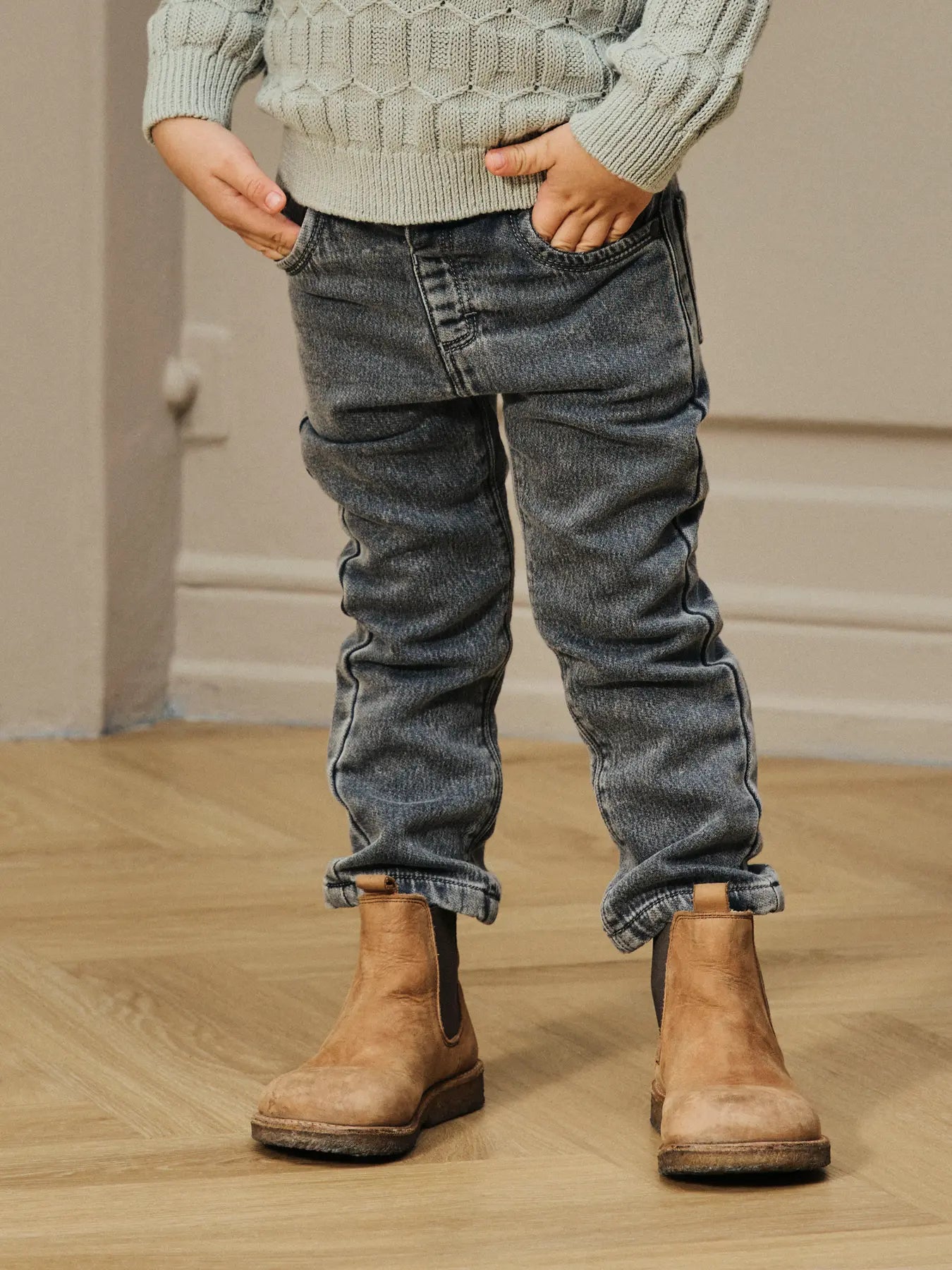 Kind trägt graue Kinderjeans von LIL'ATELIER – erhältlich bei Bärechind in Winterthur, Zürich, Schweiz.