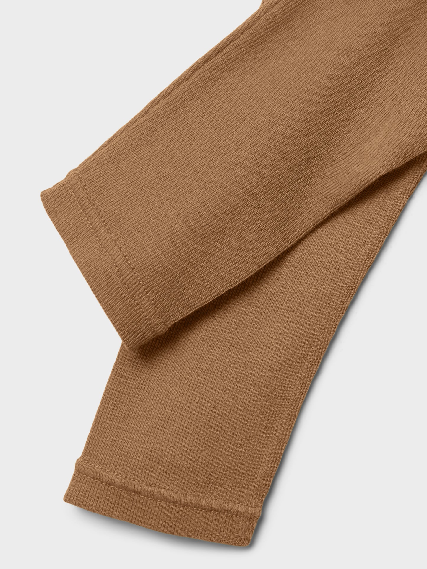 Detailaufnahme der braunen Lil’Atelier Leggings aus 100 % Wolle – erhältlich bei Bärechind in Winterthur, Zürich, Schweiz.