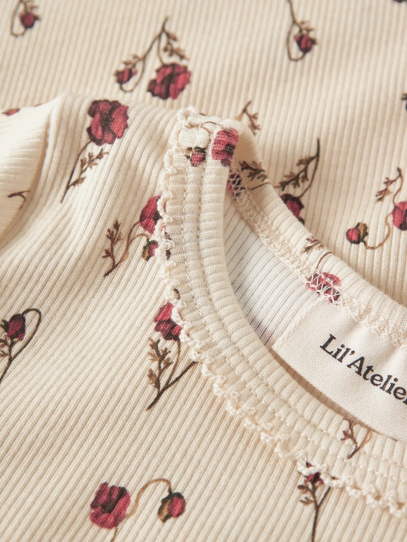 Detail vom Lil'Atelier Langarmshirt mit Blumenmuster – erhältlich bei Bärechind in Winterthur, Zürich Schweiz.