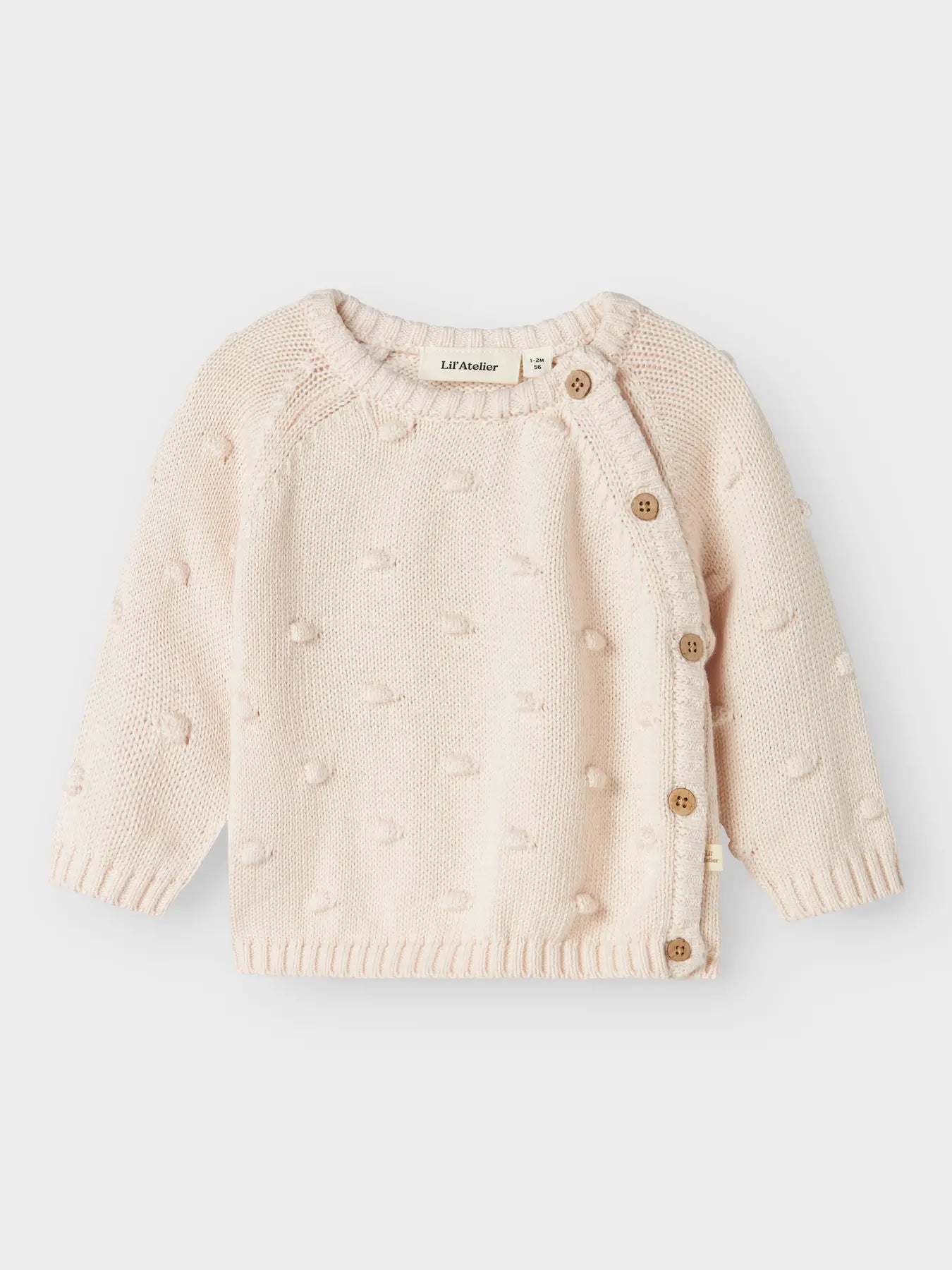 Vorderansicht des Lil'Atelier Baby-Strickpullovers mit Knopfleiste – nachhaltig bei Bärechind in Winterthur, Zürich, Schweiz.