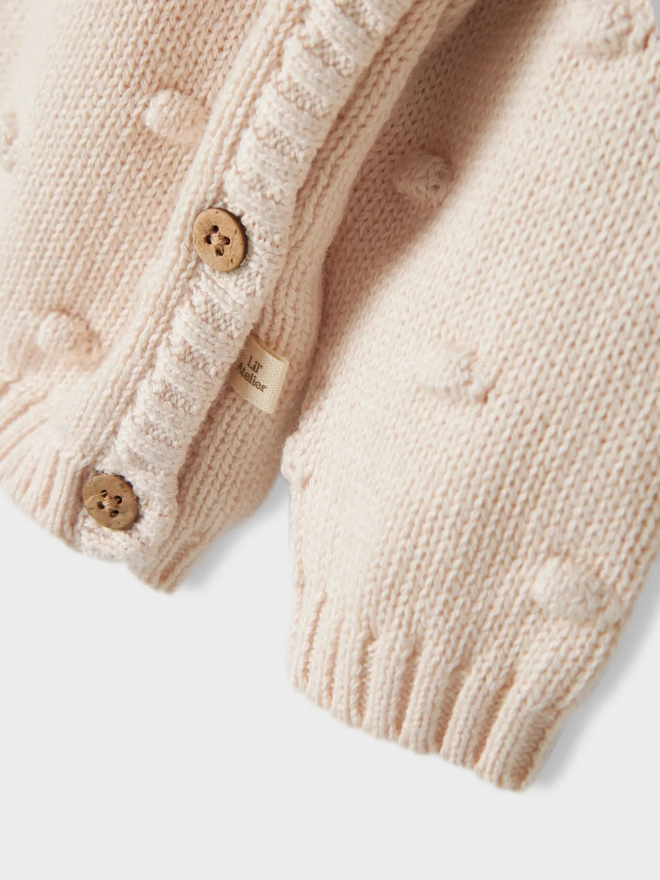 Detailaufnahme vom Lil'Atelier Strickpullover mit Knöpfen aus Bio-Baumwolle – erhältlich bei Bärechind in Winterthur, Zürich, Schweiz.
